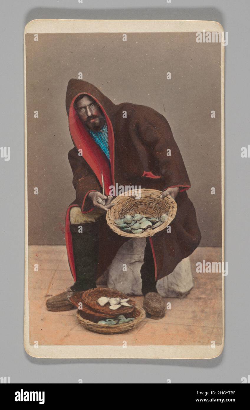 [Studio Ritratto: Man Holding Basket of Oysters?, Venice] 1860s–70s Unknown la carta di visite, composta da una stampa di circa 2 x 4 pollici montata su cartoncino, è forse la forma più onnipresente della fotografia del XIX secolo. Dalla fine del 1850s fino alla seconda metà del secolo, questi keepsakes economici circolarono in massa e spronarono una vera e propria “cartomania”. Questo è un esempio di quelli distribuiti dagli studi di fotografia commerciale di Conrad a Napoli e ponti a Venezia, raffiguranti “tipi” professionali legati a quelle città, come un membro agganciato di un religioso Foto Stock