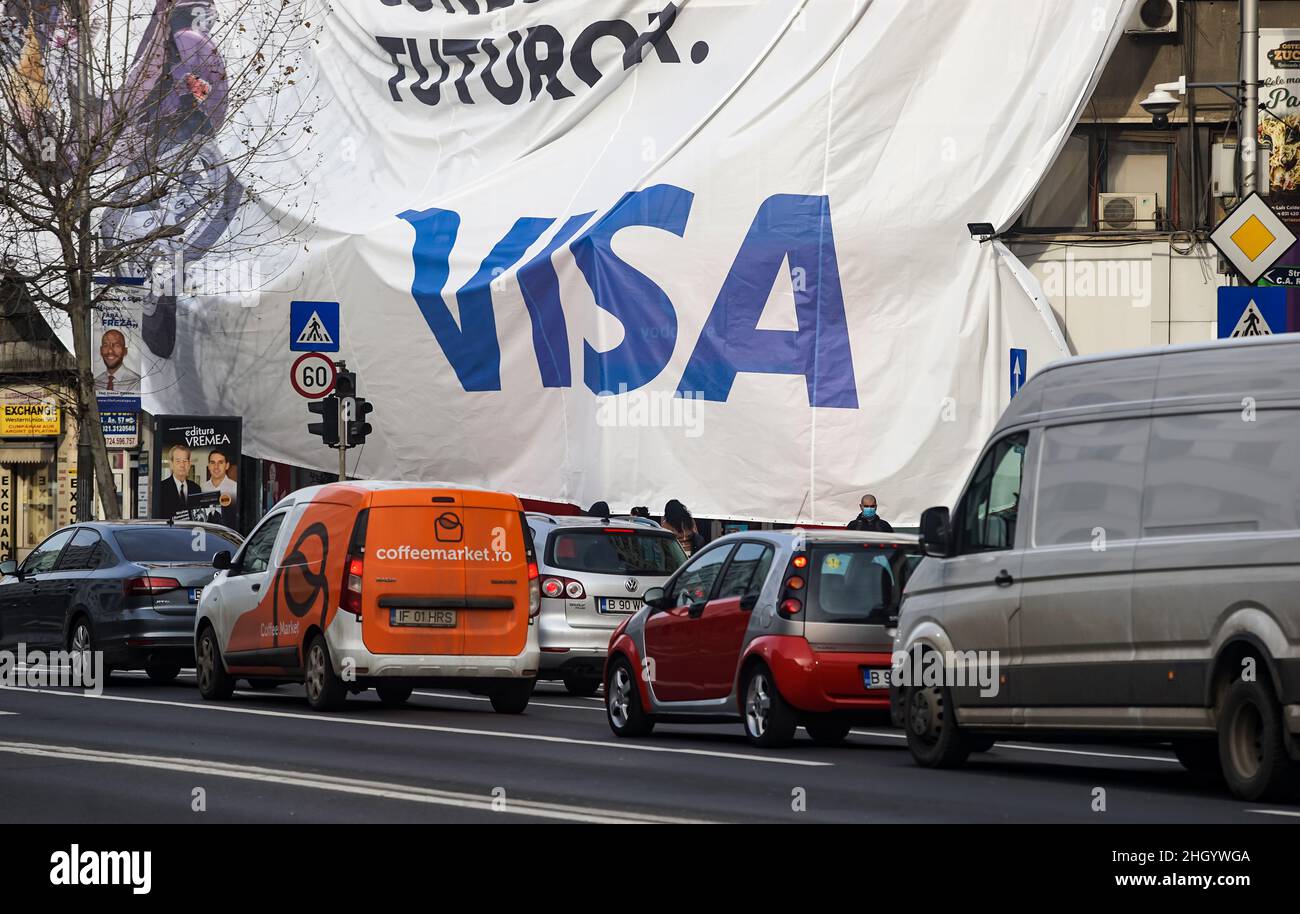 Bucarest, Romania - 03 gennaio 2022: Una grande pubblicità VISA su una bandiera enorme è stata sollevata su un edificio a Bucarest. Foto Stock