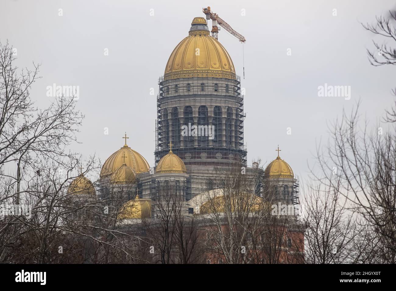 Bucarest, Romania - 13 gennaio 2022: La Cattedrale della salvezza del popolo rumeno, edificio ancora in costruzione, è visibile da Calea 13 Septembrie, Foto Stock