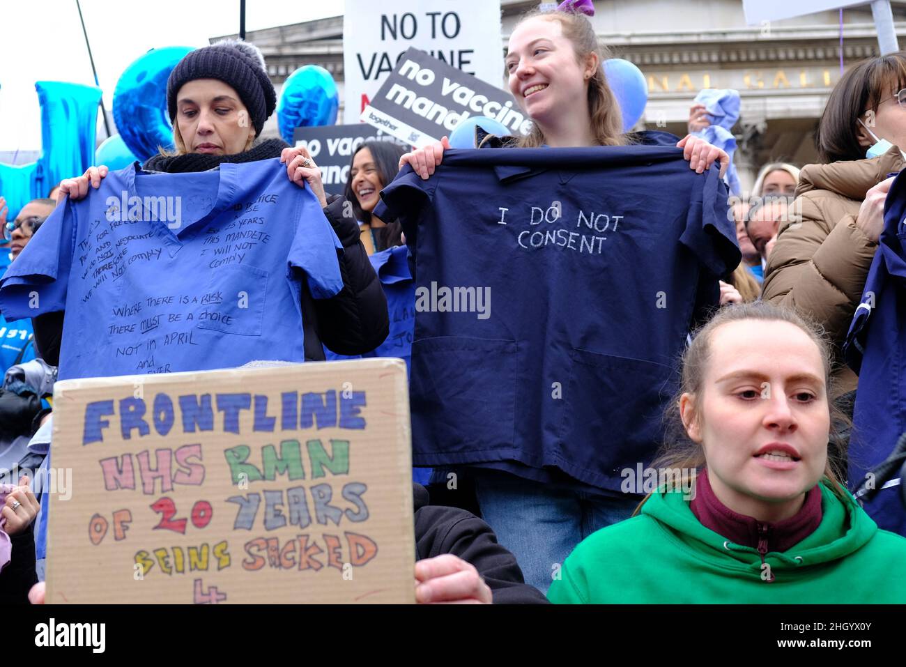 Londra, Regno Unito, 22nd gennaio, 2022. I lavoratori del Servizio sanitario Nazionale, sostenuti dal gruppo campagna NHS100K, hanno partecipato al raduno per la libertà medica. Fino a 100.000 persone non vaccinate devono essere licenziate entro aprile 1st, a meno che non si accetti di assumere la prima dose del vaccino entro il 3rd febbraio. Credit: Undicesima ora Fotografia/Alamy Live News Foto Stock