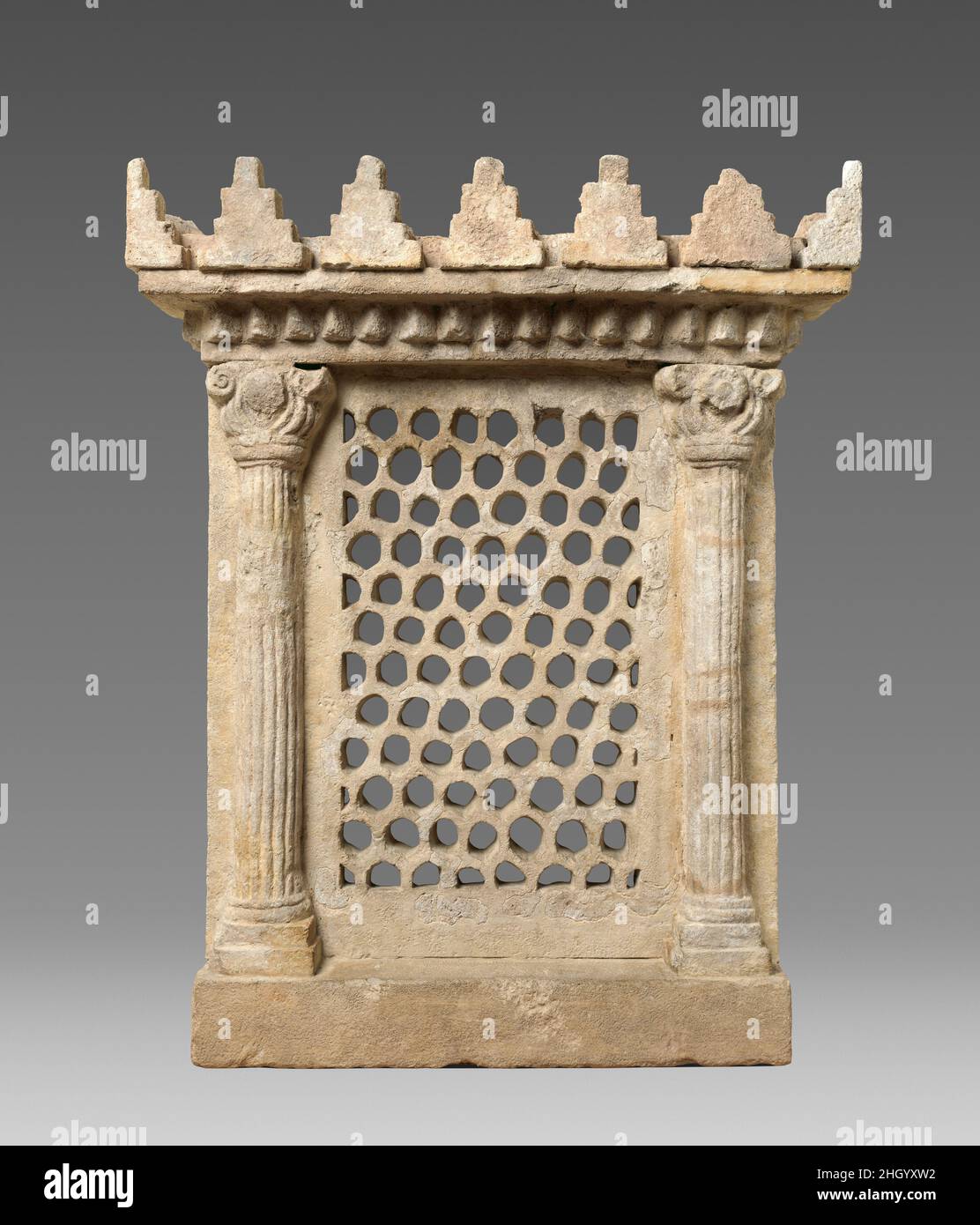 Schermata finestra ca. 6th–7th secolo d.C. Sasanian (?) Questa finestra sarebbe stata utilizzata per consentire la circolazione dell'aria nell'edificio ottagonale a cupola nell'area occidentale di Qasr-i Abu Nasr. Include uno schermo a motivi geometrici, affiancato da due colonne e sormontato da un motivo merlato. La piccola città e fortezza di Qasr-i Abu Nasr si trova vicino a Shiraz, nel sud dell'Iran, in un punto strategico all'intersezione di montagne difensive, fonti d'acqua disponibili, e lungo le strade che entrano nella pianura di Shiraz. Il sito è stato scavato dagli archeologi del Metropolitan Museum of Art per tre stagioni fra Foto Stock
