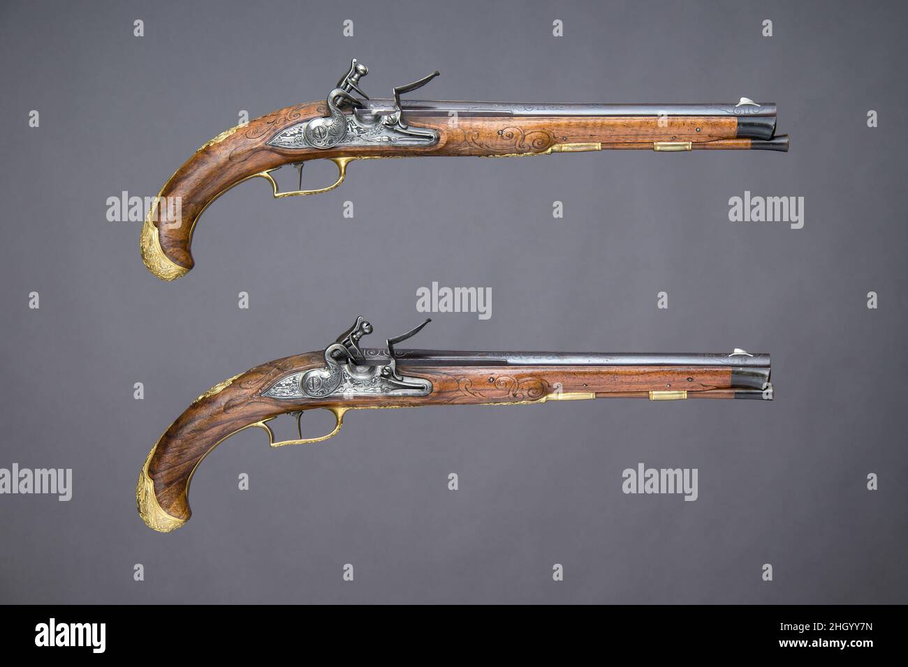 Coppia di pistole Flintlock ca. 1760–70 Johann Andreas Kuchenreuter Tedesco diverse generazioni della famiglia Kuchenreuter furono dei gunsmith di grande successo i cui patroni comprendevano il re di Boemia, Napoleone e lo zar di Russia. Johann Andreas e suo padre Johann Jacob sono stati tra i membri più famosi di questa dinastia di produzione di armi.. Coppia di pistole Flintlock. Tedesco, Regensburg. Ca. 1760–70. Acciaio, legno, bronzo, oro, argento, avvisatore acustico. Regensburg. Armi da fuoco-Pistoli-Flintlock Foto Stock