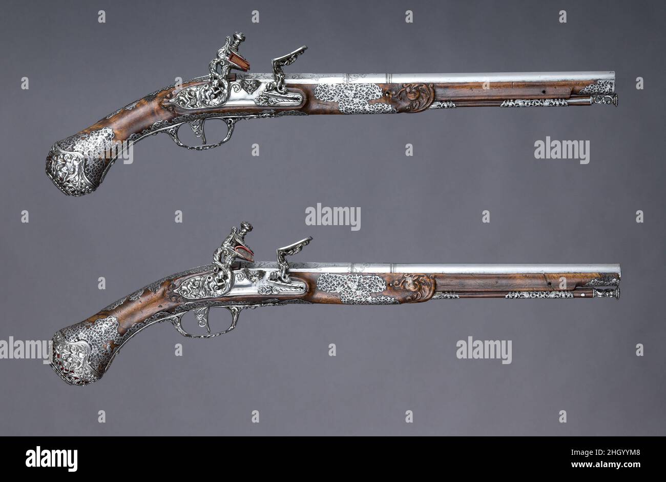 Coppia di pistole Flintlock ca. 1686 Giovan Battista Francino Italian le pistole sono inscritte in latino Viena Liberata (liberata a Vienna) e Buda Superata (catturata a Buda) in commemorazione dei due grandi eventi, nel 1683 e nel 1686, nella guerra tra Austria e Turchia. Coppia di pistole Flintlock. Italiano, Brescia, ca. 1686. Acciaio, legno (noce), lana. Brescia. Armi da fuoco-Pistoli-Flintlock Foto Stock
