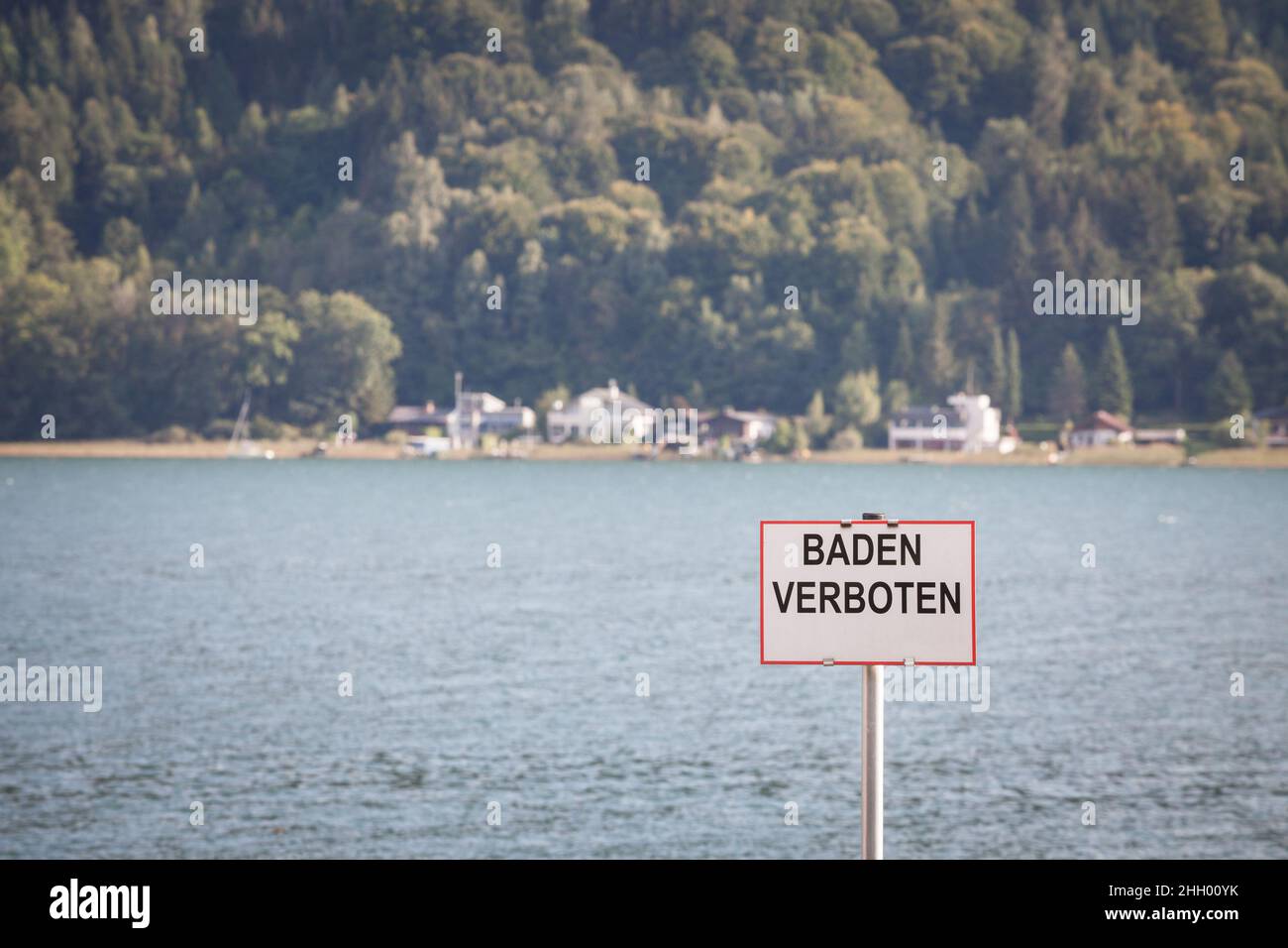 Immagine di un segno in lingua tedesca che indica baden verboten, che significa in tedesco vietato nuotare, sulla costa del lago ossiacher See, in austria. Foto Stock