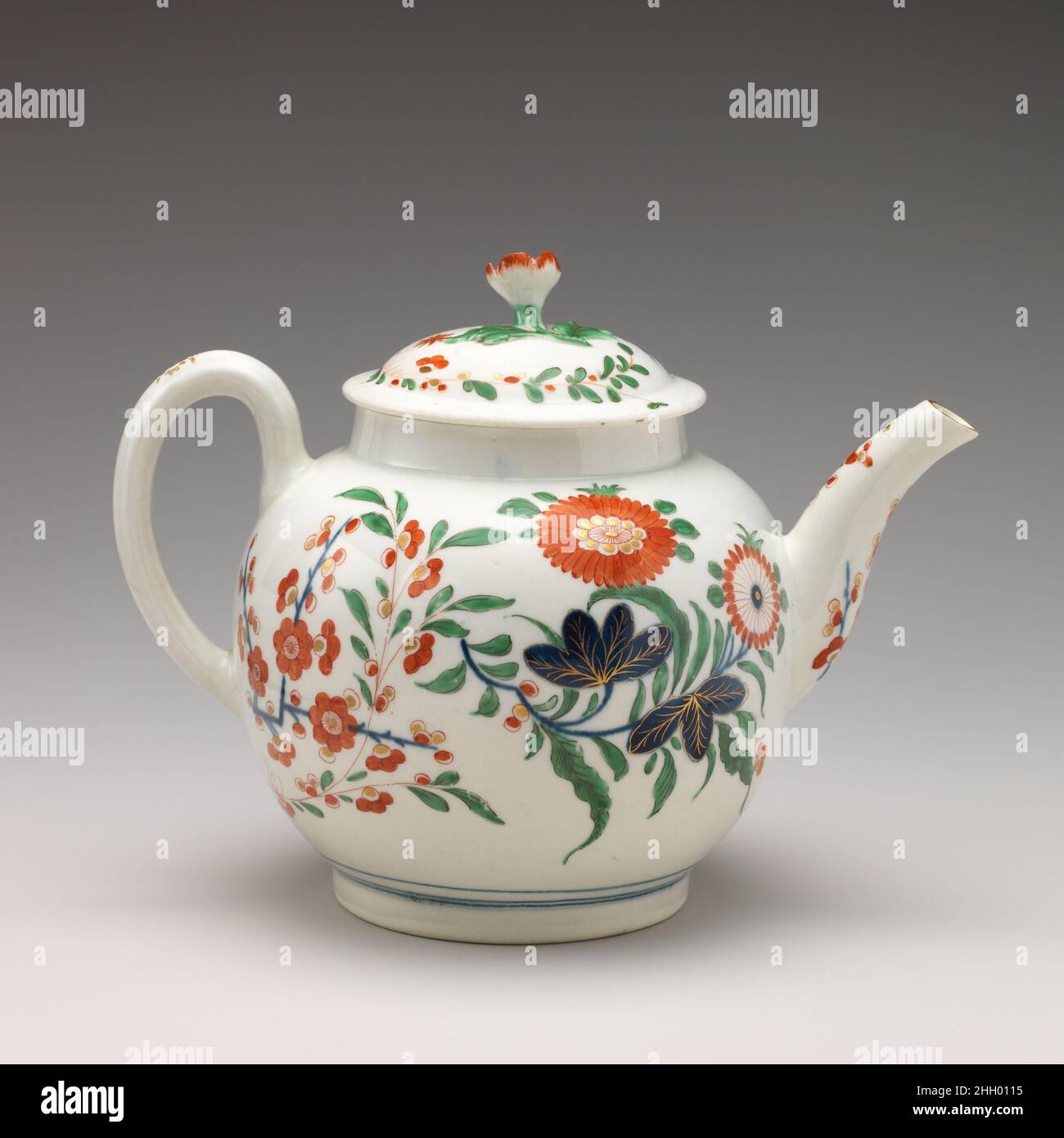 Teiera ca. 1765 fabbrica di Worcester il dono della Collezione Hans Syz nel 1995 ha fornito al Museo quasi trecento esempi di ceramiche europee e asiatiche meticolosamente acquisite dal collezionista svizzero Dr. Syz (1894-1991) per tracciare la migrazione di modelli e modelli da Est ad Ovest. Documentando un continuo processo di influenza e adattamento, questi pezzi forniscono una revisione discriminante delle sfumature del cambiamento stilistico derivante da tre secoli di commercio. Ascolta gli esperti che illuminano la storia di questa opera d'arte Ascolta Riproduci o pausa #407. Teapiotti supportati da Bloomberg Philanthropies Foto Stock