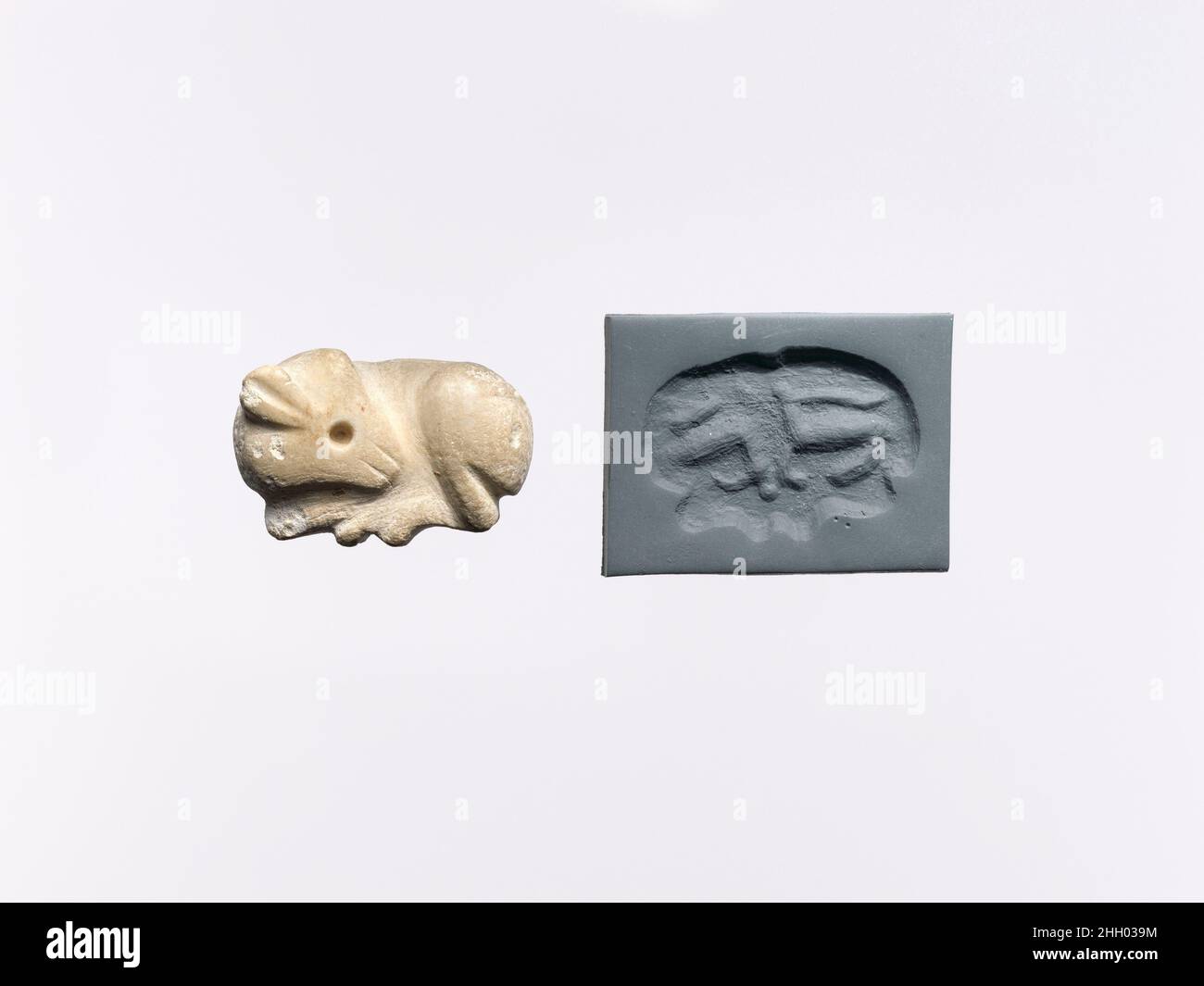 Foca amulet sotto forma di una mucca reclinata ca. 3300–2900 A.C. Foca amuleto sotto forma di vacca reclinata. CA. 3300–2900 A.C. Pietra. Defunto Uruk–Jemdet Nasr. Mesopotamia, Nippur Foto Stock