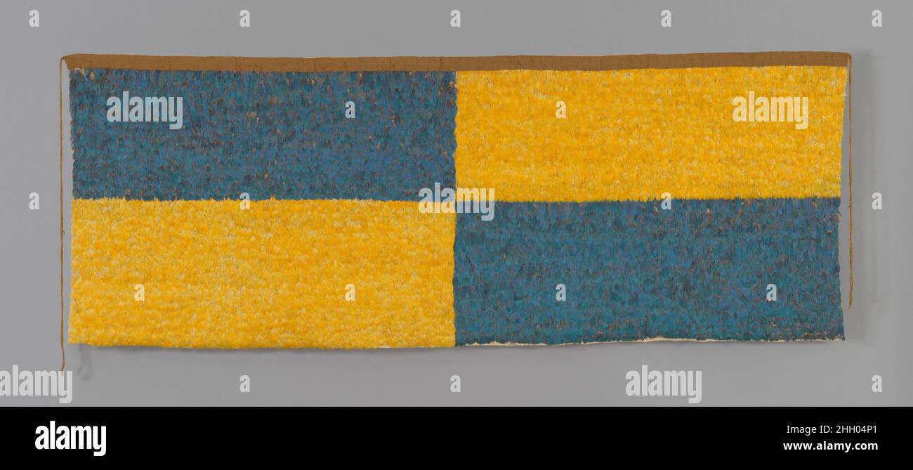 600–900 Wari la scoperta di un antico luogo di sepoltura o cerimoniale nella regione del Upriver della Valle di Churunga, nell'estremo sud del Perù, ha ricevuto poca attenzione nel turbolento mondo del 1943. Decenni più tardi, ci vorrebbero due generazioni di studiosi andini a pezzi dolorosamente insieme la storia rompicapo di questa scoperta, che includeva il più grande e più spettacolare ritrovamento di lavoro di piuma peruviana di Precolumbian a date.Protected dal decadimento essendo arrotolato, messo in vasi di ceramica grandi, e sepolto nel terreno arido, la cache includeva circa novantasei pannelli, ciascuno d Foto Stock