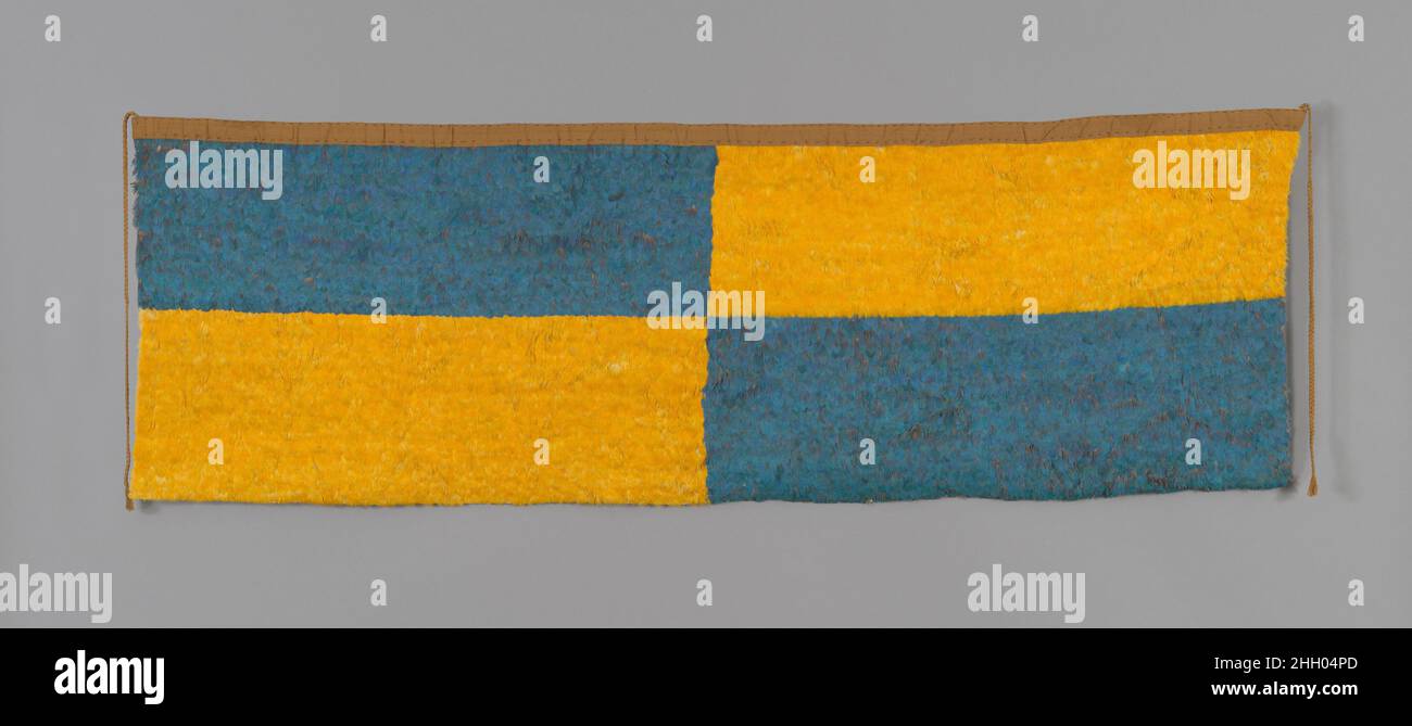 600–900 Wari la scoperta di un antico luogo di sepoltura o cerimoniale nella regione del Upriver della Valle di Churunga, nell'estremo sud del Perù, ha ricevuto poca attenzione nel turbolento mondo del 1943. Decenni più tardi, ci vorrebbero due generazioni di studiosi andini a pezzi dolorosamente insieme la storia rompicapo di questa scoperta, che includeva il più grande e più spettacolare ritrovamento di lavoro di piuma peruviana di Precolumbian a date.Protected dal decadimento essendo arrotolato, messo in vasi di ceramica grandi, e sepolto nel terreno arido, la cache includeva circa novantasei pannelli, ciascuno d Foto Stock