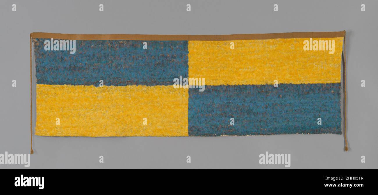 600–900 Wari la scoperta di un antico luogo di sepoltura o cerimoniale nella regione del Upriver della Valle di Churunga, nell'estremo sud del Perù, ha ricevuto poca attenzione nel turbolento mondo del 1943. Decenni più tardi, ci vorrebbero due generazioni di studiosi andini a pezzi dolorosamente insieme la storia rompicapo di questa scoperta, che includeva il più grande e più spettacolare ritrovamento di lavoro di piuma peruviana di Precolumbian a date.Protected dal decadimento essendo arrotolato, messo in vasi di ceramica grandi, e sepolto nel terreno arido, la cache includeva circa novantasei pannelli, ciascuno d Foto Stock