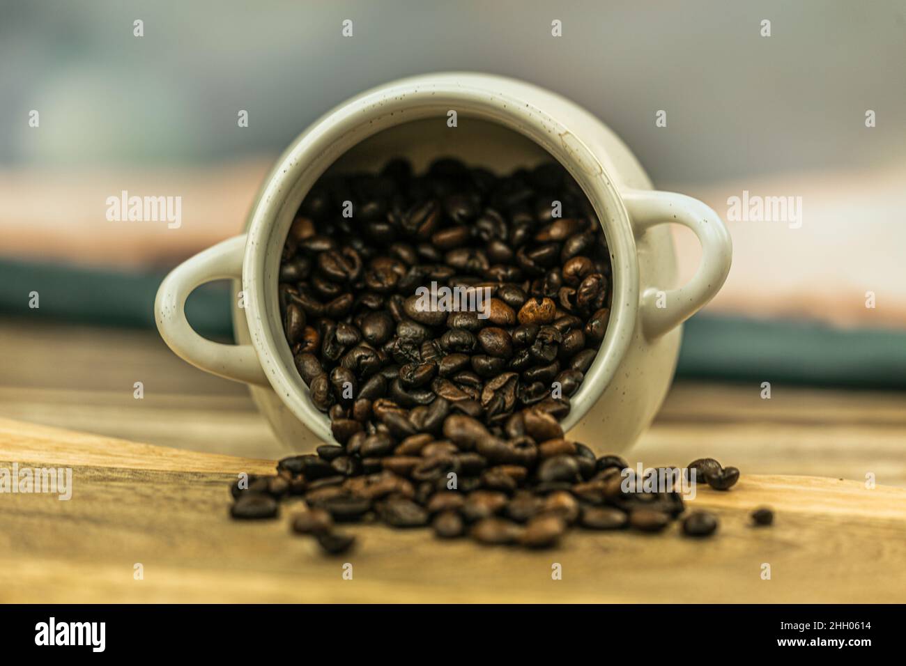 Scenario di amore per il caffè: Primo piano dei chicchi di caffè Foto Stock