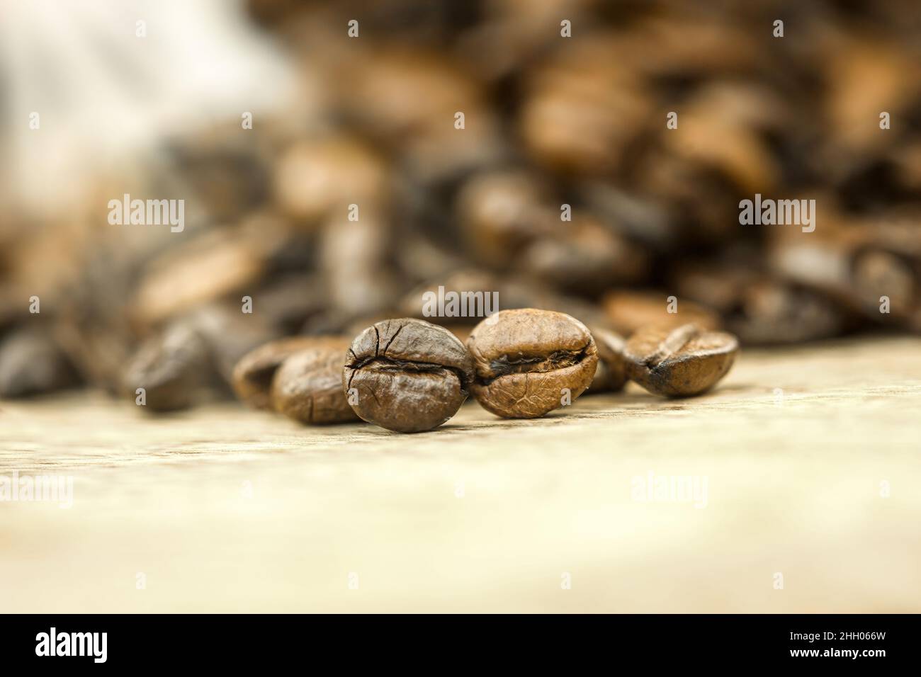 Scenario di amore per il caffè: Primo piano dei chicchi di caffè Foto Stock
