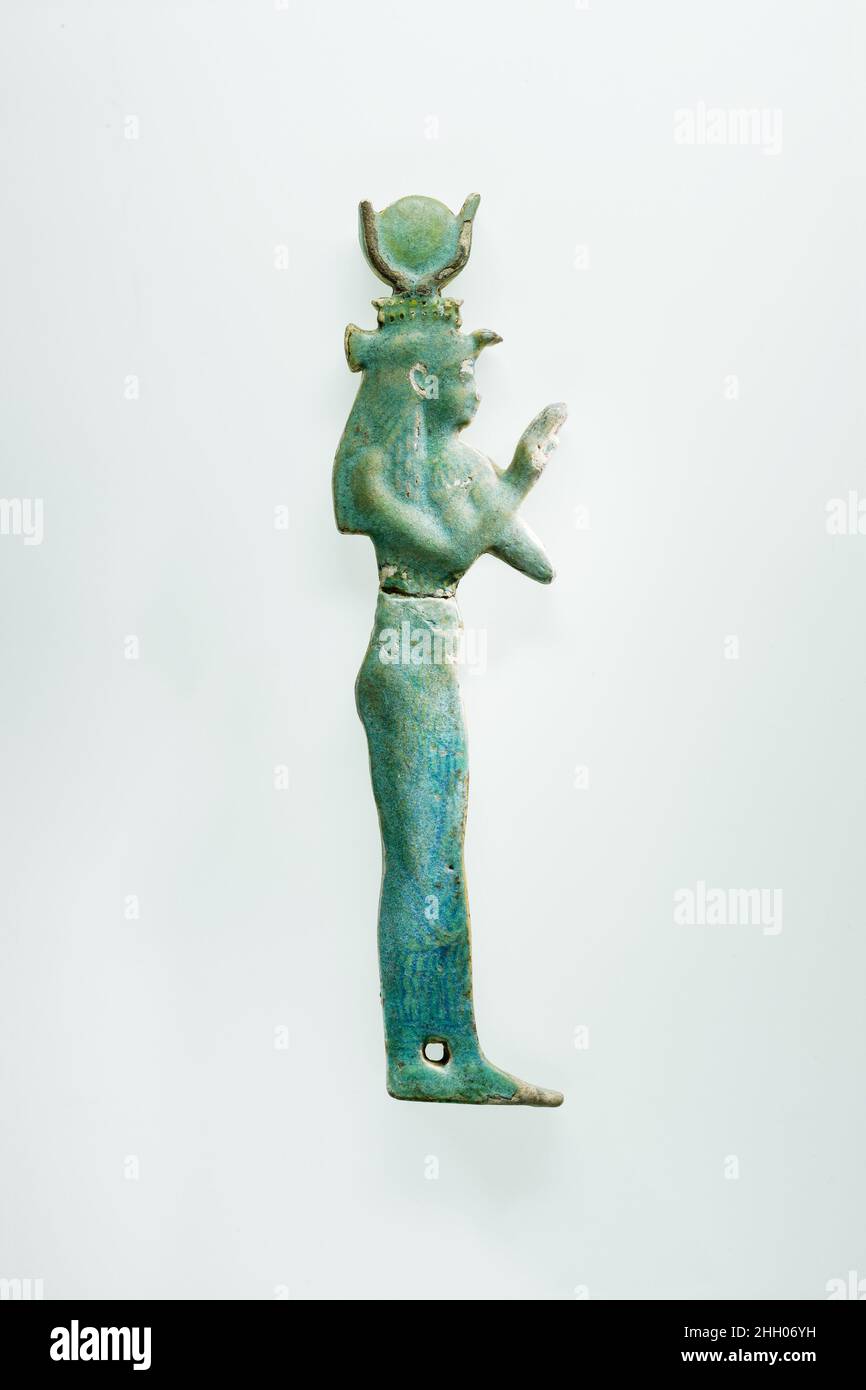 Inlay raffigurante la dea Iside 664–30 a.C. periodo tardo-tolemaico questo inlay raffigura una dea che indossa una fodera stretta e un'elaborata bretella di fissaggio. Quest'ultimo consiste in un giovenco avvoltoio sul quale è posto un modius di allevamento di cobras sormontato da corni di vacca e da un disco solare. Nel tardo periodo e nel periodo tolemaico, le dee Iside (la sorella-moglie di Osiride) sono spesso raffigurate in questo modo; La dea Hathor potrebbe anche essere rappresentata con questo indirizzo. Intarsio raffigurante la dea Iside. 664–30 A.C. Faience. Periodo ritardato – periodo tolemaico. Paese di origine Egitto Foto Stock