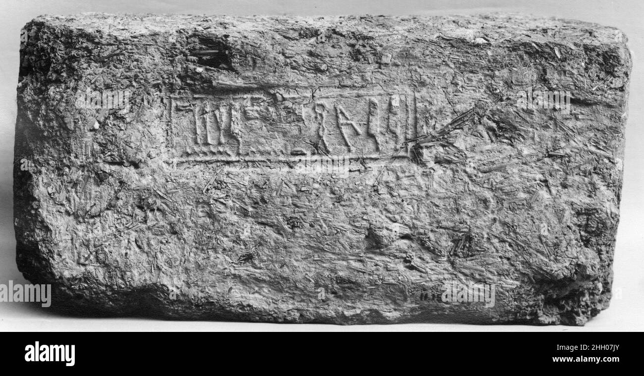 Mattone di fango stampato con il nome di Meryptah ca. 1390–1352 a.C. nuovo regno questo mattone è stato timbrato con il nome di Meryptah, che era sommo sacerdote del dio Amun nel regno di Amenhotep III. Mattone di fango timbrato con il nome di Meryptah. Ca. 1390–1352 B.C.. Fango. Nuovo Regno. Dall'Egitto, dall'Alto Egitto, da Tebe, dallo Sceicco Abd el-Qurna, sopra la casa di Mord. Dynasty 18 Foto Stock