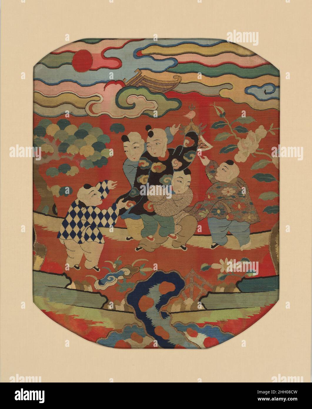 Pannello con i ragazzi in gioco fine 16th–inizio 17th secolo Cina questo tessuto è probabilmente una parte di un pezzo molto più grande, forse un appeso, che avrebbe illustrato molti gruppi di piccoli ragazzi in gioco in un giardino. Gli articoli che portano questo tema popolare sono stati particolarmente favoriti come regali di nozze, per i ragazzi simboleggiano l'aumento, l'abbondanza e la felicità futura. Pannello con i ragazzi in gioco. Cina. Fine 16th–inizio 17th secolo. Tappezzeria di seta e filo metallico (kesi). Dinastia Ming (1368–1644). Tessuti-Arazzi Foto Stock