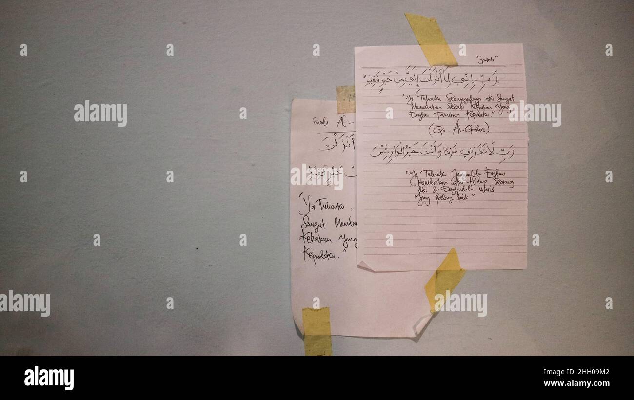 Una nota di preghiera musulmana che deve essere letta ogni giorno Foto Stock