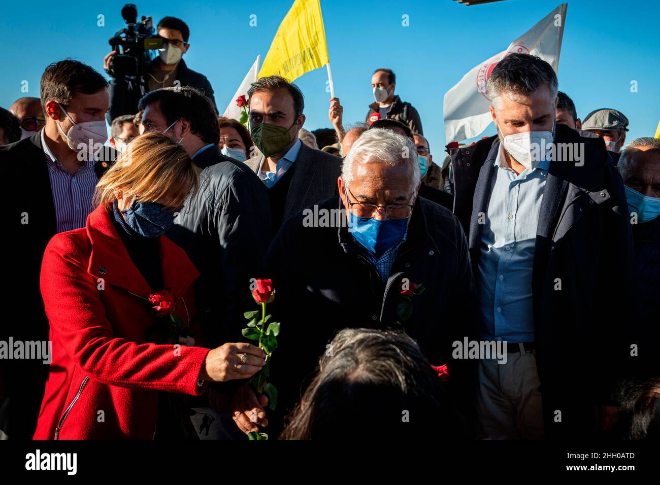 Porto, Portogallo. 22nd Jan 2022. António Costa offre un fiore di rosa a una donna durante il rally.Street rally del Partito sociale (PS) nel viale costiero di Espinho con António Costa e Pedro Nuno Santos. (Foto di Teresa Nunes/SOPA Images/Sipa USA) Credit: Sipa USA/Alamy Live News Foto Stock