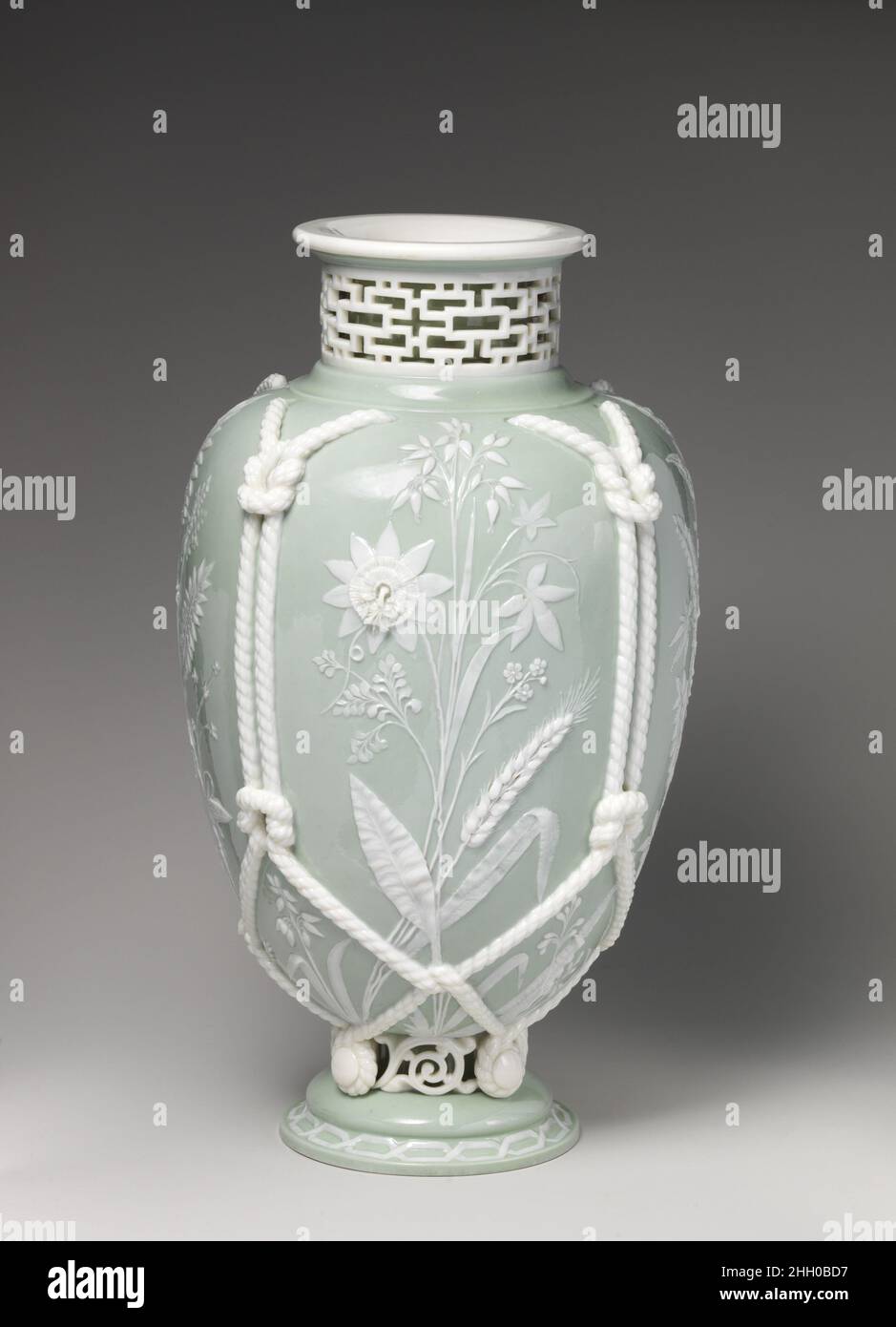 Vaso con decorazione a corda e grano 1864 Minton(s) Minton è stata la più importante fabbrica di ceramica durante il periodo vittoriano e ha iniziato ad esporre i prodotti alla prima Grande Mostra del 1851. Fondata nel 1793 da Thomas Minton a Stoke-on-Trent, la società si specializzò inizialmente in ceramica transferware prima di espandersi sotto la proprietà del figlio di Thomas, Herbert Minton, a partire dal 1836. Sotto la proprietà di Colin Minton Campbell, che successe a suo zio nel 1858, la fabbrica divenne riconosciuta come un produttore specializzato di porcellana movimento estetico, che si ispirarono ad una ricca gamma di exo Foto Stock