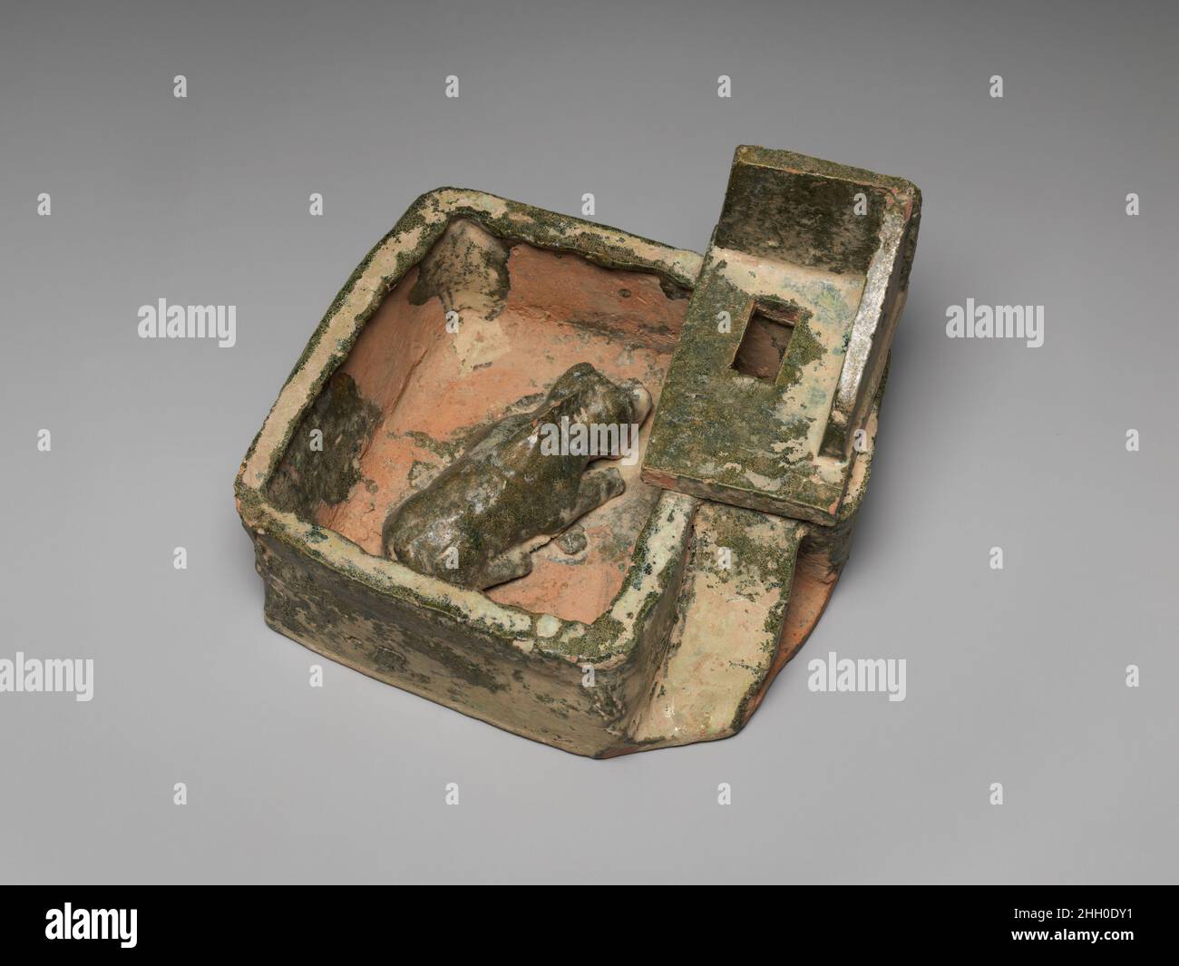 Pigsty 1st–inizio 3rd secolo Cina modelli di ceramica di case e strutture agricole sono stati comunemente inclusi nelle sepolture di Han orientale per provvedere l'aldilà. Pigsty. Cina. 1st–inizio 3rd secolo. Terracotta con glassa di piombo verde. Dinastia Han orientale (25–220). Terracotta della tomba Foto Stock