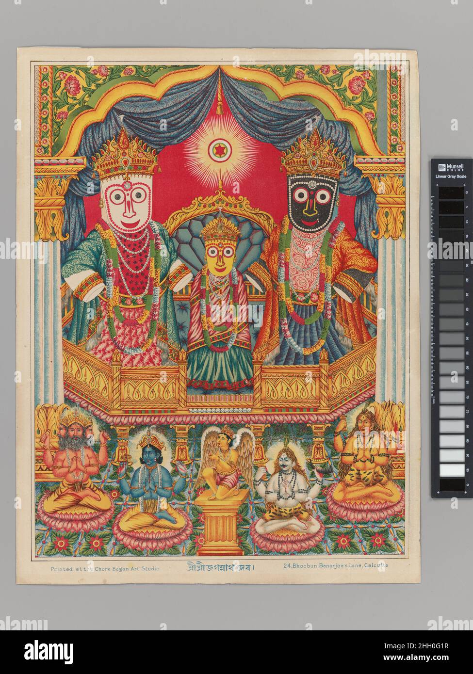 Shri Shri Jagannatha (Krishna come il Signore del mondo) ca. 1890 India, Bengala Occidentale, Calcutta la triade di Jagannatha è centrale al culto di Krishna maggiore centrato sulla città di pellegrinaggio di Puri, in Odisha, India orientale. Come si vede qui, Krishna, insieme al fratello maggiore Balarama e alla sorella Sukhadra, assume le forme di idoli totemici simili a bambola che possono essere rintracciate nell'Odisha tribale. La triade divina qui ha i fratelli che protectivamente fiancheggiano la loro sorella, la carnagione scura Krishna destra e la fiera Balarama sinistra, - piuttosto che con Jagannatha centro-palcoscenico, come è normalmente esposto ai devoti Foto Stock