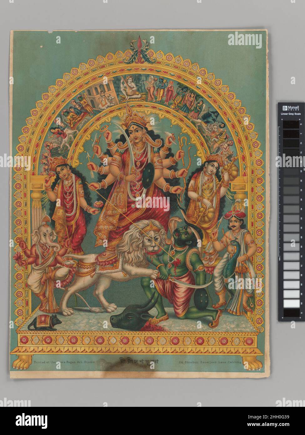 Shri Shri Durga ca. 1885–95 India, Bengala Occidentale, Calcutta la dea Durga, con una serie di armi tra le sue dieci braccia, uccide il demone di bufala Mahisha, che ora si rivela in forma umana. Durga gli immerge un tridente (trisola) nel petto, mentre il suo leone mount (vahana) gli mauls il braccio. A sinistra si trova Lakshmi che tiene due fiori mentre a destra si trova Saraswati che tiene una vina. Ballando in basso a sinistra è Ganesha con il suo veicolo di ratto ai suoi piedi, mentre a destra Skanda si siede a cavalcare il suo pavone. Tutto è organizzato su un dais sostenuto con i piedi del leone e incorniciato da un arco decorativo su fl Foto Stock Shri Shri Durga ca. 1885–95 India, Bengala Occidentale, Calcutta la dea Durga, con una serie di armi tra le sue dieci braccia, uccide il demone di bufala Mahisha, che ora si rivela in forma umana. Durga gli immerge un tridente (trisola) nel petto, mentre il suo leone mount (vahana) gli mauls il braccio. A sinistra si trova Lakshmi che tiene due fiori mentre a destra si trova Saraswati che tiene una vina. Ballando in basso a sinistra è Ganesha con il suo veicolo di ratto ai suoi piedi, mentre a destra Skanda si siede a cavalcare il suo pavone. Tutto è organizzato su un dais sostenuto con i piedi del leone e incorniciato da un arco decorativo su fl Foto Stock