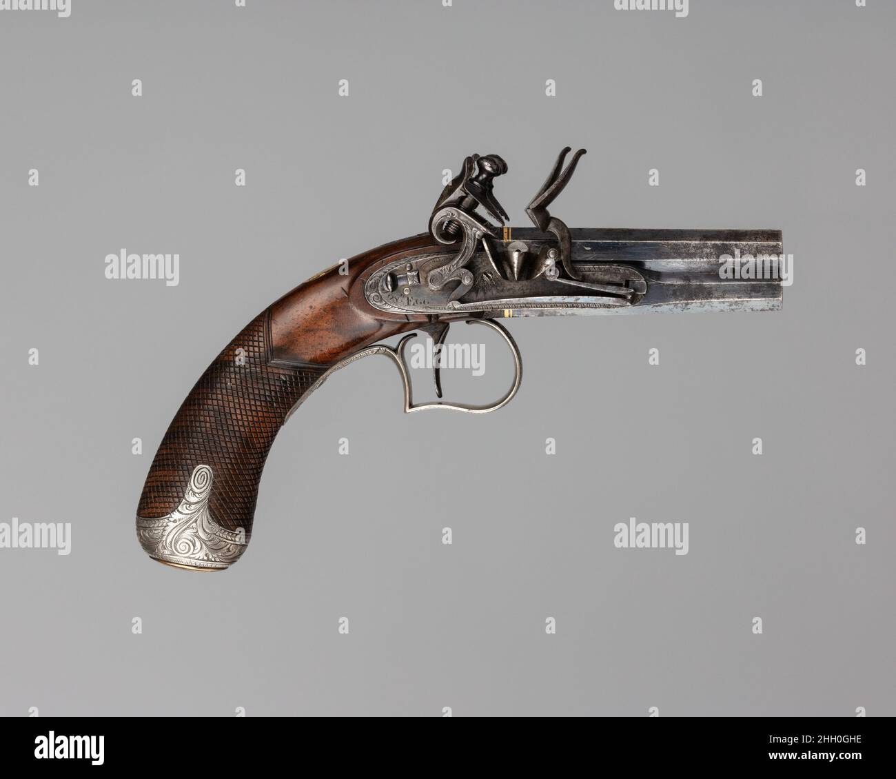 Pistola tascabile Flintlock Over-and-Under della famiglia Hughes of Gwerclas con custodia e accessori ca. 1815–20 Joseph Egg di dimensioni ridotte ed eleganti nella forma, piccole pistole con lucchetto laterale come questa erano una delle specialità di Joseph Egg, apprezzate per la loro precisione artigianale e per la loro qualità da gioiello, nonché per la loro convenienza come armi tascabili. Il suo nuovo meccanismo a grilletto singolo, progettato da Egg, ha permesso di sparare i barili in successione con due tiri del grilletto. Uovo fatto simili pistole tasca per il Principe di Galles dopo che divenne il Principe Regente e suo fratello minore, P Foto Stock