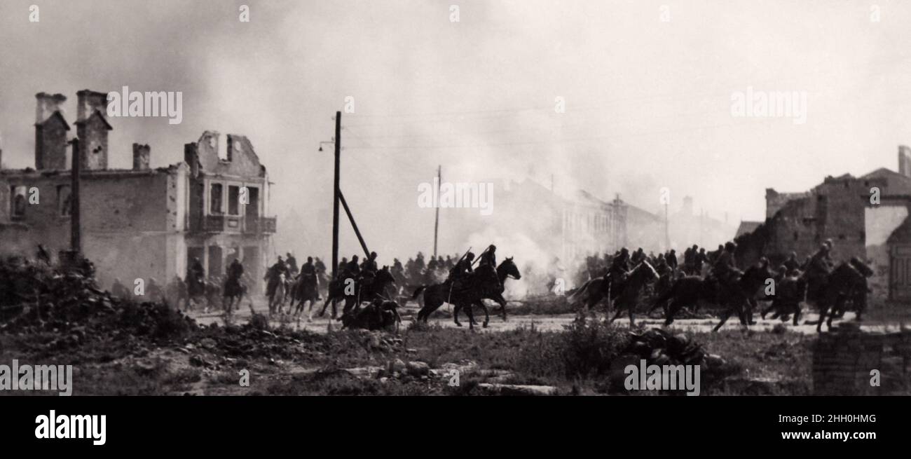 Battaglia della Bzura: Cavalleria polacca a Sochaczew nel 1939 durante l'invasione nazista della Polonia. Foto Stock