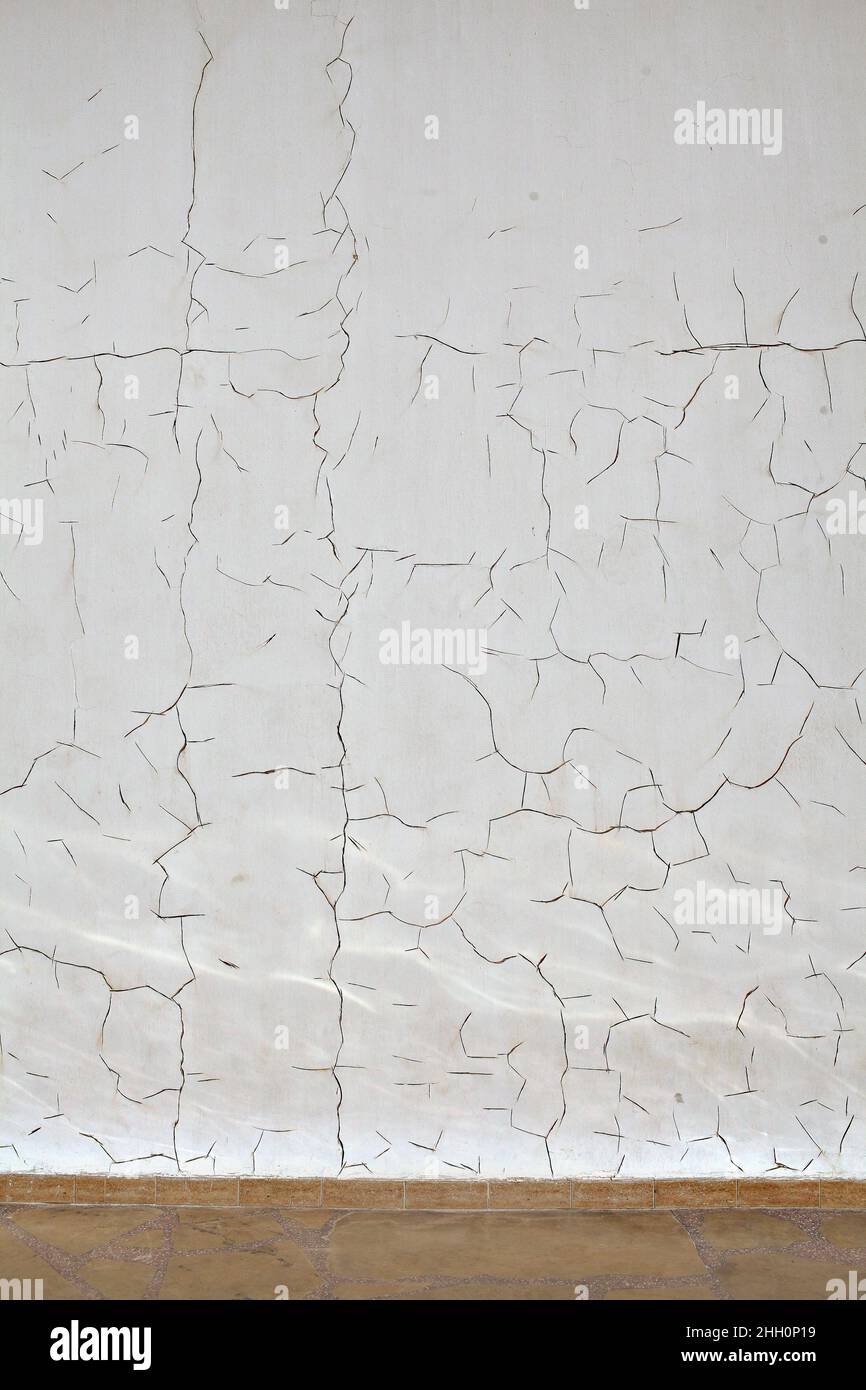 Disegno di crepe sulla parete rivestita in gesso bianco, sfondo testurizzato. Foto Stock