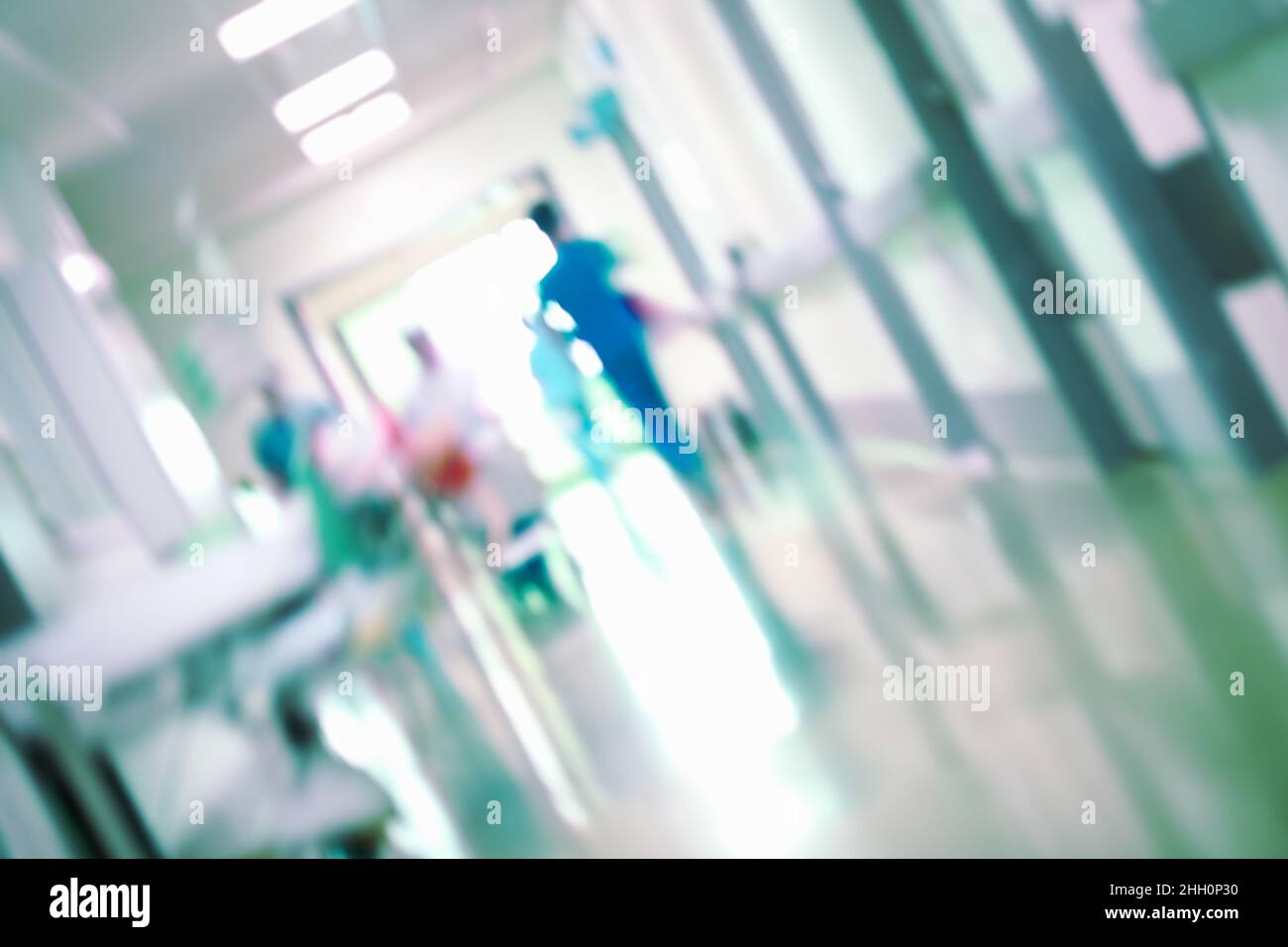 Lavoratori nel corridoio dell'ospedale, sfondo non focalizzato. Foto Stock