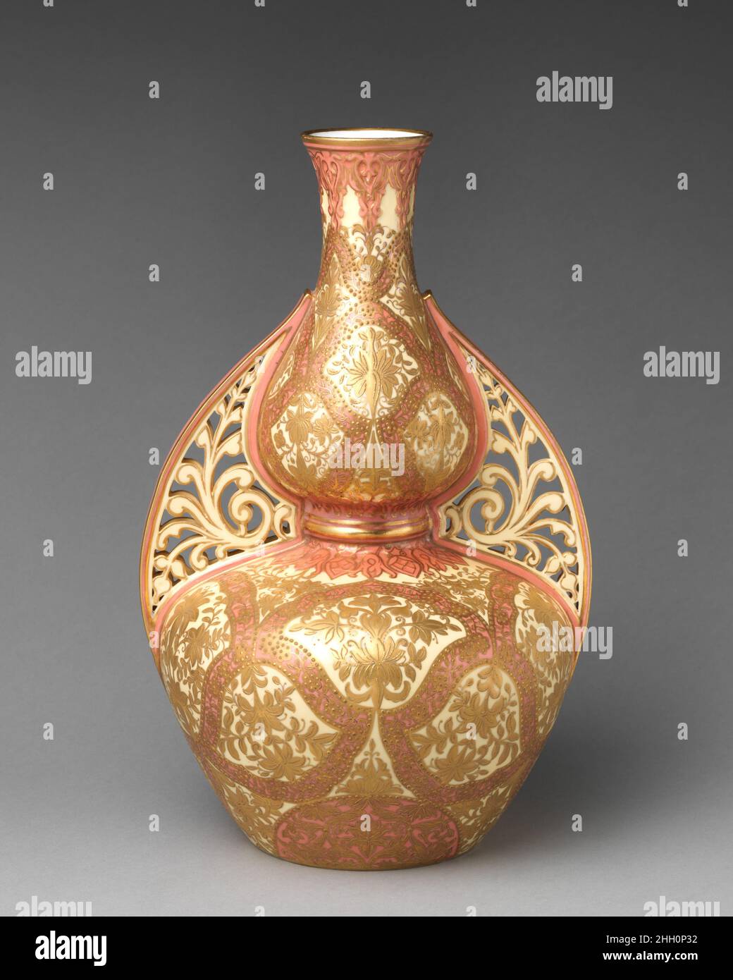 Vaso in stile islamico con manici forati 1884 Crown Derby la storia della manifattura di porcellana Derby può essere generalmente divisa in due periodi. La vecchia porcellana Derby fu prodotta dal 1750 al 1848, e si distingueva principalmente per la proprietà di William Duesbury i e II Quando la fabbrica originaria chiuse nel 1848, un certo numero di ex lavoratori fondò una fabbrica separata più piccola a King Street, Derby, utilizzando gli stampi e i modelli originali di Crown Derby e spesso incorporando i marchi di fabbrica sui suoi prodotti. Intorno al 1876, un'azienda separata fondò una fabbrica a Osmason Road sotto la Foto Stock