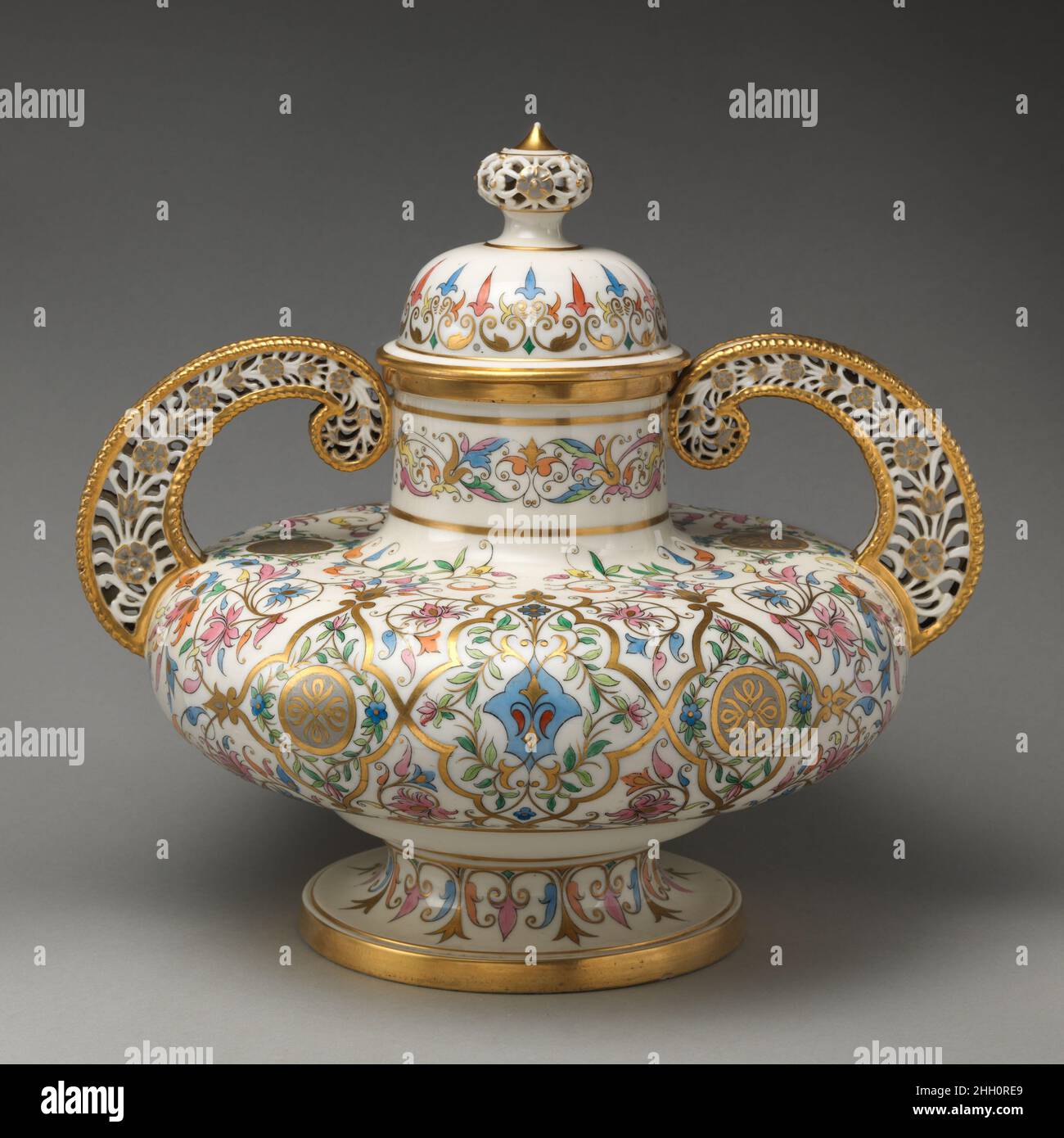 Vaso lidded 1880s Crown Derby la storia della manifattura di porcellana Derby può essere generalmente divisa in due periodi. La vecchia porcellana Derby fu prodotta dal 1750 al 1848, e si distingueva principalmente per la proprietà di William Duesbury i e II Quando la fabbrica originaria chiuse nel 1848, un certo numero di ex lavoratori fondò una fabbrica separata più piccola a King Street, Derby, utilizzando gli stampi e i modelli originali di Crown Derby e spesso incorporando i marchi di fabbrica sui suoi prodotti. Intorno al 1876, una società separata fondò una fabbrica a Osmason Road con il nome di Derby Crown Porcelai Foto Stock