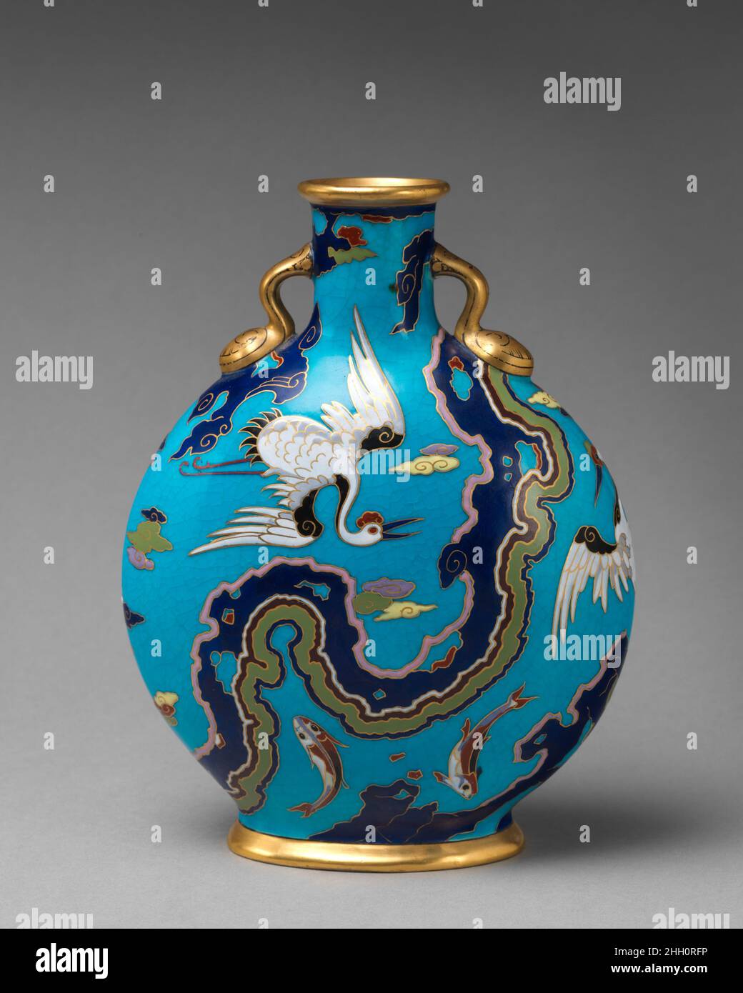 Moon fiasca con gru e motivi di pesce 1870 il disegno attribuito a Christopher Dresser Minton fu la più importante fabbrica di ceramica durante il periodo vittoriano e iniziò ad esporre i prodotti alla prima Grande Mostra del 1851. Fondata nel 1793 da Thomas Minton a Stoke-on-Trent, la società si specializzò inizialmente in ceramica transferware prima di espandersi sotto la proprietà del figlio di Thomas, Herbert Minton, a partire dal 1836. Sotto la proprietà di Colin Minton Campbell, che successe a suo zio nel 1858, la fabbrica divenne riconosciuta come uno specialista produttore di porcellana movimento estetico, che wer Foto Stock