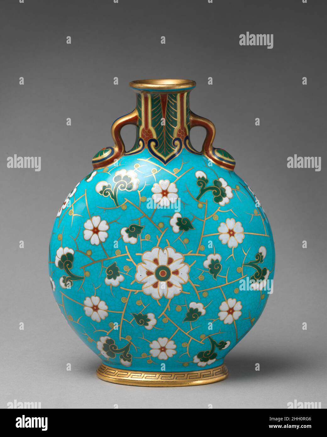 Moon fiasca con decorazione floreale stilizzata 1867 Minton(s) Minton è stata la più importante fabbrica di ceramica durante il periodo vittoriano e ha iniziato ad esporre i prodotti alla prima Grande esposizione del 1851. Fondata nel 1793 da Thomas Minton a Stoke-on-Trent, la società si specializzò inizialmente in ceramica transferware prima di espandersi sotto la proprietà del figlio di Thomas, Herbert Minton, a partire dal 1836. Sotto la proprietà di Colin Minton Campbell, che successe a suo zio nel 1858, la fabbrica divenne riconosciuta come un produttore specializzato di porcellana movimento estetico, che sono stati ispirati da una ricca schiera Foto Stock