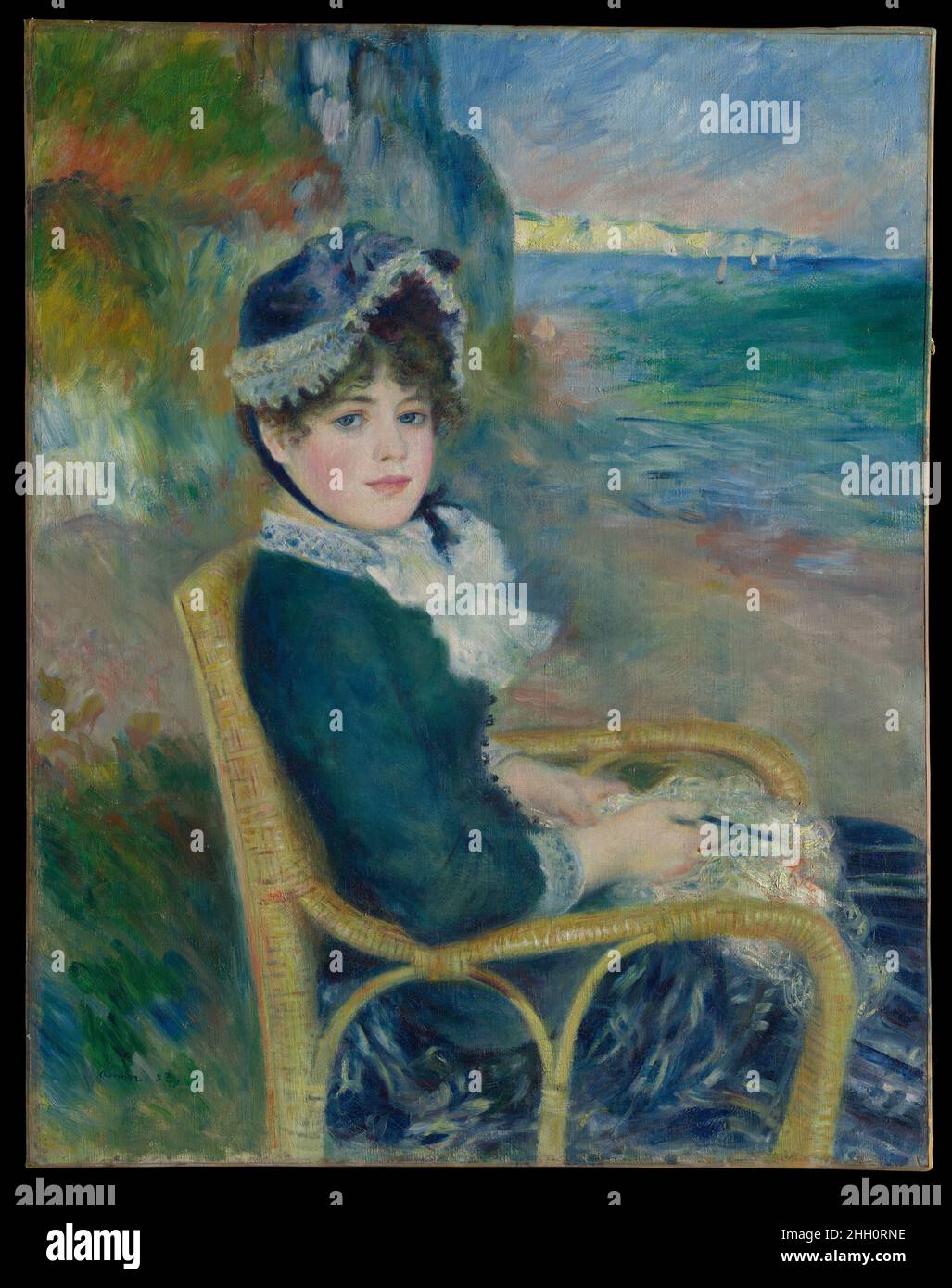 Dal Seashore 1883 Auguste Renoir francese Renoir probabilmente dipinse questo lavoro nel suo studio, posando il suo modello in una sedia in vimini e basandosi su studi che aveva fatto sulla costa della Normandia per arredare la scena della spiaggia alle sue spalle. Stilisticamente, riflette l’impatto del viaggio di Renoir in Italia nel 1881-82, che lo ha ispirato a unire la “grandezza e semplicità” ammirata nell’arte rinascimentale con la luminosità dell’impressionismo. Il suo nuovo approccio, che egli definì il suo modo “asciutto”, è evidente nel volto della seduta, con le sue caratteristiche accuratamente disegnate e la manipolazione regolare della vernice. Il medley dei colpi rapidi Foto Stock