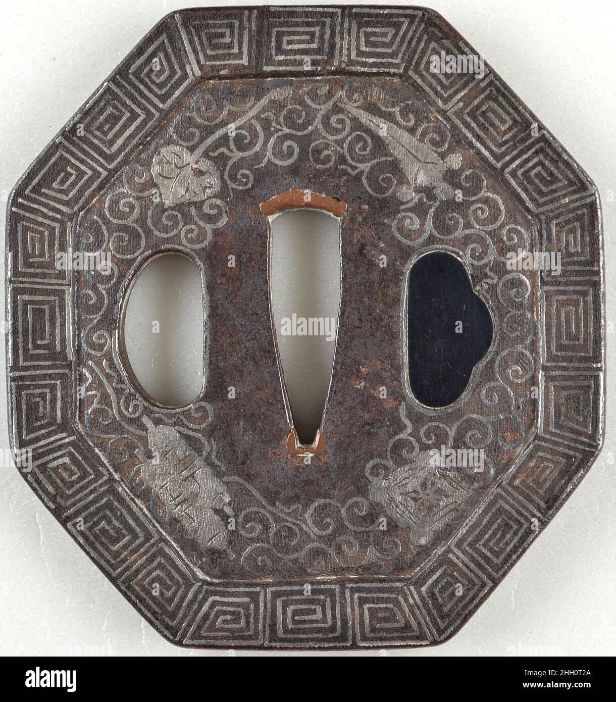 Guardia di spada (Tsuba) in stile giapponese tardo 17th–inizio 18th coreano questa guardia di spada è paragonabile nel disegno e nella fabbricazione agli esempi dalla Corea, particolarmente alcuni Hwando (spade militari) dalla dinastia Joseon (15th a 19th secoli). Le spade coreane e di altre spade del sud-est asiatico sono state influenzate dalle spade giapponesi. A causa della stretta somiglianza di questa guardia con le guardie di spada giapponesi (tsuba), può essere visto come un punto di riferimento nello studio delle influenze culturali e artistiche interasiatiche. Protezione della spada (Tsuba) in stile giapponese. Coreano. Fine 17th–inizio 18th secolo. Ferro, seta Foto Stock
