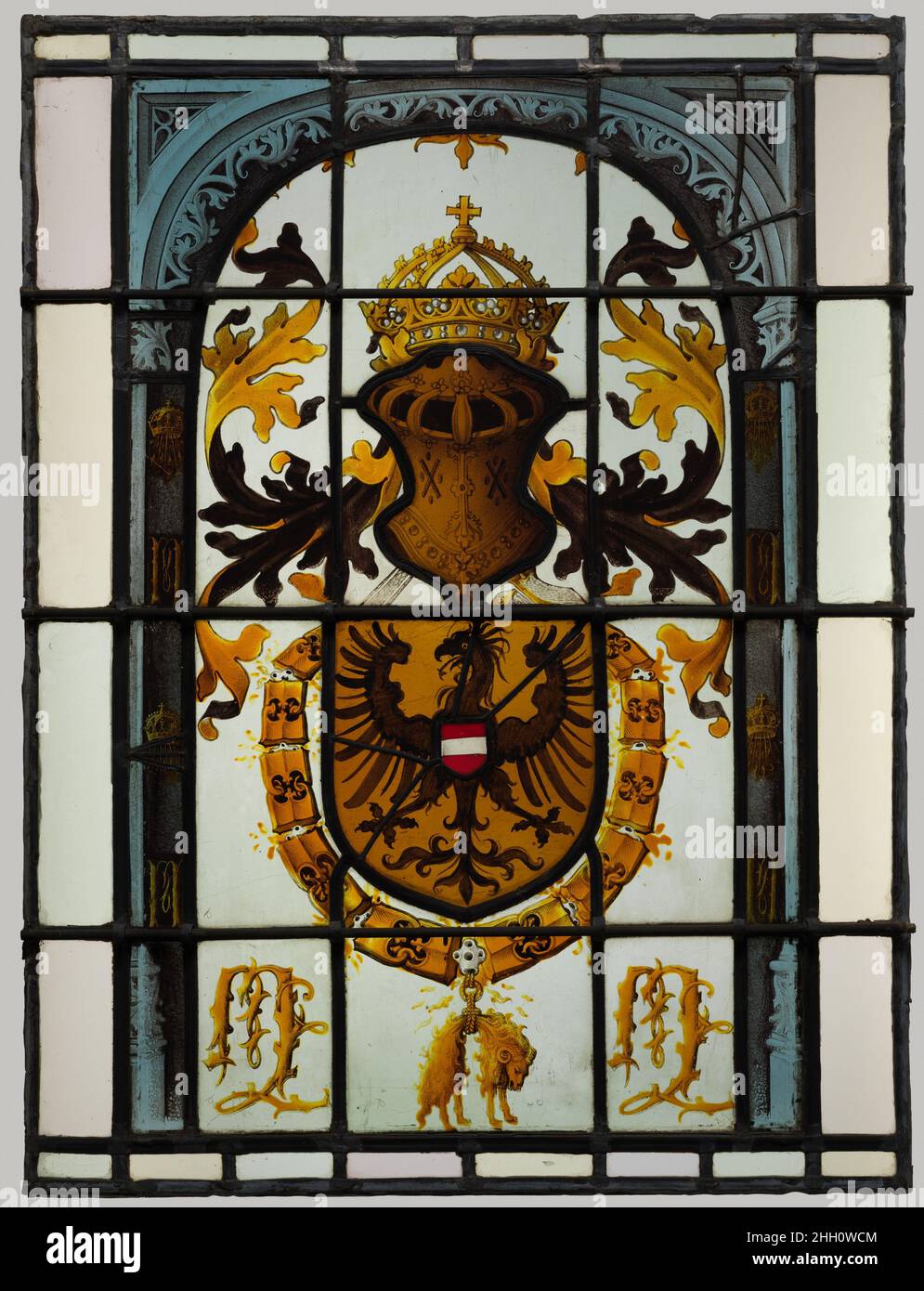 Pannello araldico con armi della Casa di Asburgo ca. 1504–6 Paesi Bassi del Sud il Gravensteen di Gand era il dominio principale degli Hapsburgs nelle Fiandre del Sud. Questi pannelli di vetro colorato, che si ritiene provengano da questa residenza imperiale, fanno parte di una serie più grande ordinata da Massimiliano i o da Carlo V. da sinistra a destra le braccia sono quelle di Massimiliano i, Filippo la Fiera, Carlo V, ed Enrico, conte di Nassau.. Pannello araldico con armi della Casa di Asburgo. Olandese Meridionale. CA. 1504–6. Vetro in metallo pentola, vetro bianco, vernice vetrosa e macchia d'argento. Prodotto forse in Ghen Foto Stock