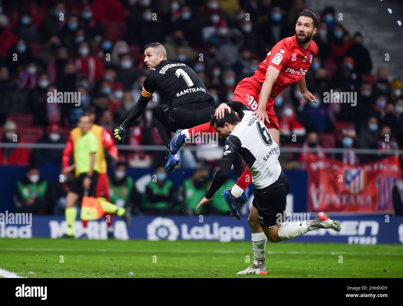 Madrid, Spagna. 22nd Jan 2021. Felipe Augusto (TOP R) di Atletico de Madrid vibra con il portiere di Valencia Jaume Domenech (TOP L) durante una partita di calcio spagnola di prima divisione tra Atletico de Madrid e Valencia CF a Madrid, Spagna, 22 gennaio 2021. Credit: Gustavo Valiente/Xinhua/Alamy Live News Foto Stock