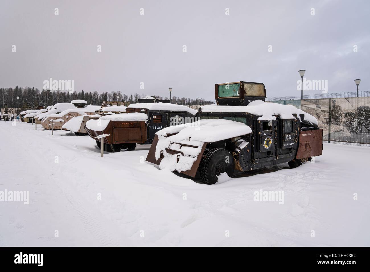 Vari trofei catturati dall'esercito russo in Siria durante la lotta contro le bande terroristiche. Attrezzature militari artigianali ISIL Foto Stock