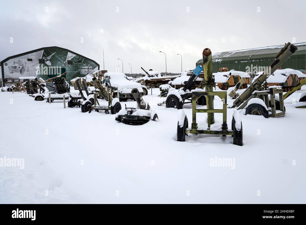 Vari trofei catturati dall'esercito russo in Siria durante la lotta contro le bande terroristiche. Attrezzature militari artigianali ISIL Foto Stock