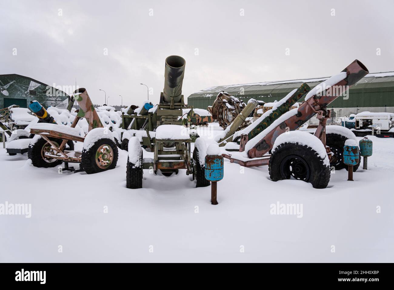 Vari trofei catturati dall'esercito russo in Siria durante la lotta contro le bande terroristiche. Attrezzature militari artigianali ISIL Foto Stock