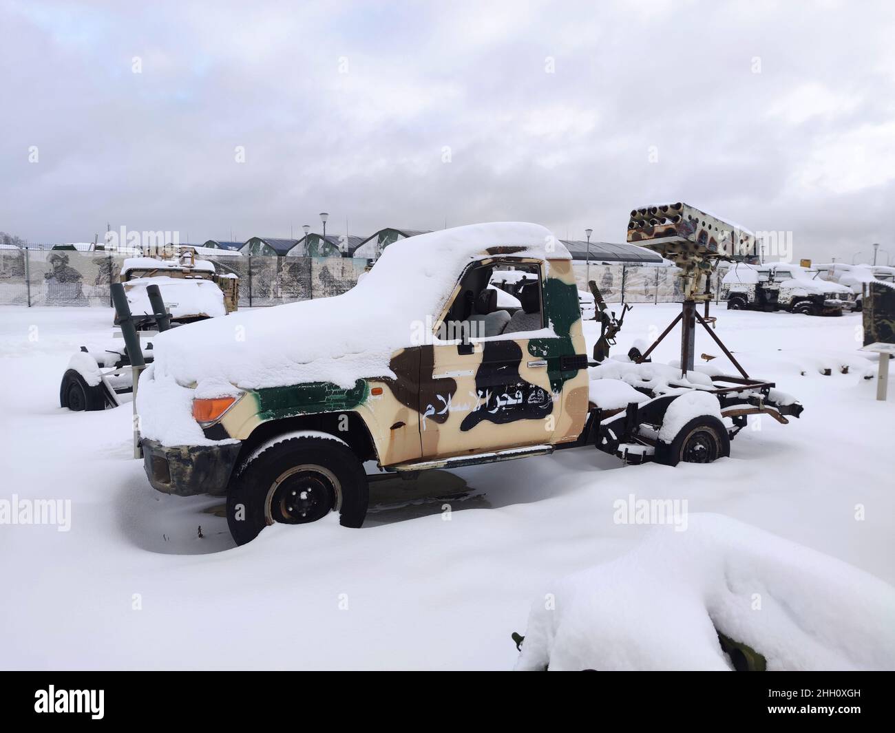 Vari trofei catturati dall'esercito russo in Siria durante la lotta contro le bande terroristiche. Attrezzature militari artigianali ISIL Foto Stock