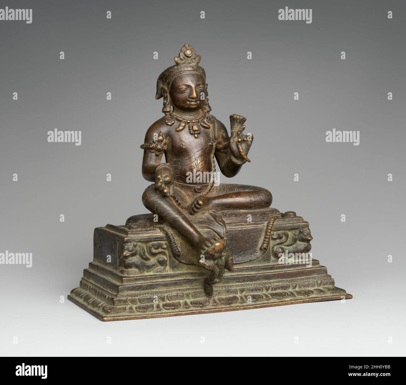 Il Bodhisattva Manjushri come un Nepal di 10th secolo della gioventù, valle di Kathmandu Manjushri, un bodhisattva che incarna la saggezza come il percorso all'illuminazione, è strettamente collegato alla dea della saggezza Prajnaparamita. Entrambi emersero nei testi religiosi e nelle immagini dell'India settentrionale nell'ottavo secolo. Manjusrhi era una figura popolare del salvatore buddista nel Nepal di Licchavi. Il Bodhisattva Manjushri come una giovinezza. Nepal, Valle di Kathmandu. 10th secolo. Lega di rame. Periodi Licchavi-Thakuri. Lavorazione dei metalli Foto Stock