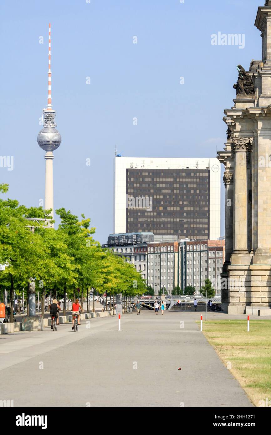 Paesaggio urbano di Berlino in estate con la torre della televisione di Berlino e l'International Trade Centre vista dal Reichstag. Sfondo cielo blu chiaro. Foto Stock