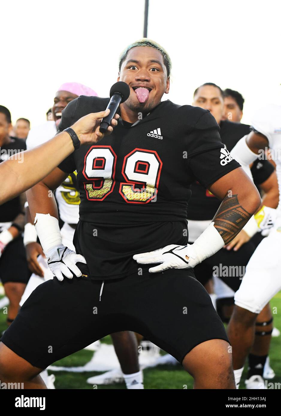 Honolulu, Hawaii, USA. 22nd Jan 2022. La squadra Mauka difensiva e l'Oregon commit BEN ROBERTS (99) guidano l'Haka prima dell'inizio del Polinesiano Bowl disputato il 22 gennaio 2022 al Kunuiakea Stadium di Honolulu, Hawaii. (Credit Image: © Steven Erler/ZUMA Press Wire) Foto Stock