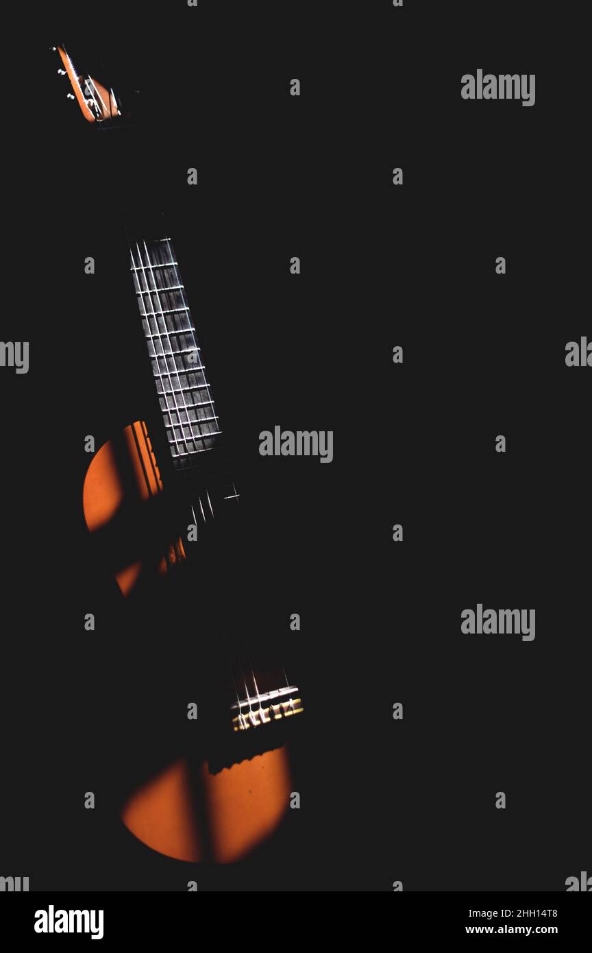 Una chitarra nell'ombra Foto Stock