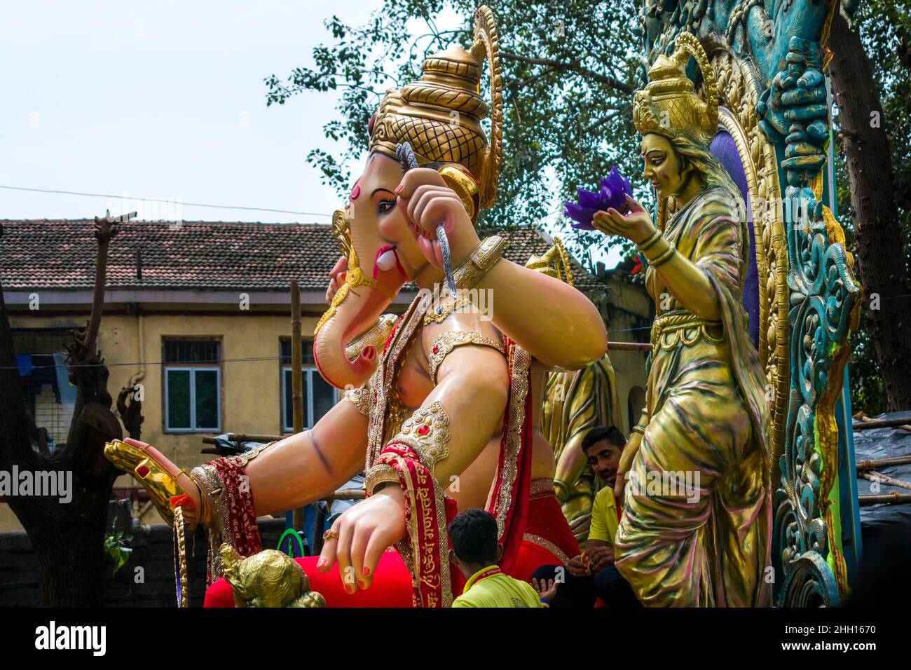 Il bellissimo idolo di Ganesha di Chinchpoklicha Chintamani che viene portato al suo mandal Aagman Sohala processione Foto Stock