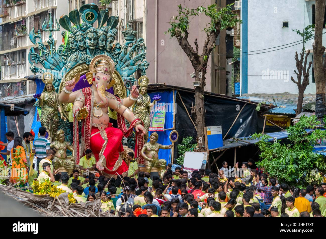 Il bellissimo idolo di Ganesha di Chinchpoklicha Chintamani che viene portato al suo mandal Aagman Sohala processione Foto Stock