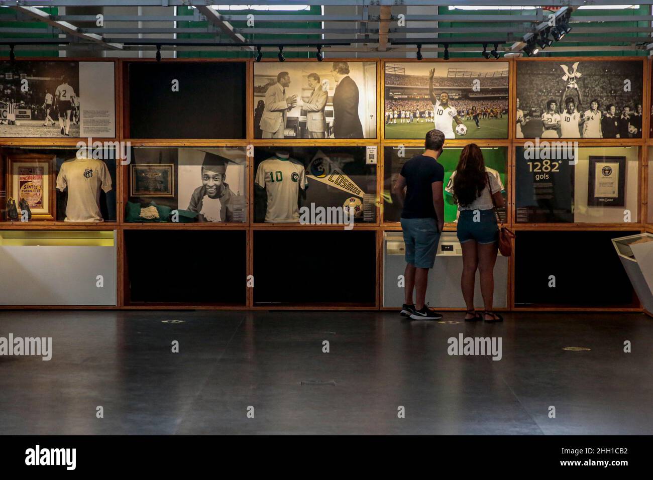 Santos, Brasile. 22nd Jan 2022. I visitatori possono vedere una collezione dedicata al calciatore Edson Arantes do Nascimento, noto come Pelé, presso il museo stabilito in suo onore nella città di Santos, stato di São Paulo, Brasile. Credit: Suamy Beydoun/dpa/Alamy Live News Foto Stock