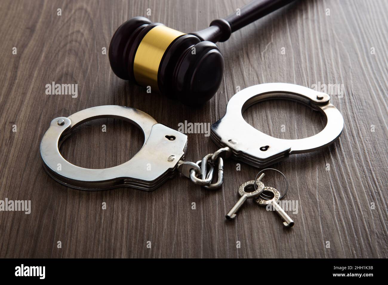 Denaro e manette. Concetto di corruzione, frode, denaro servizio lavanderia Foto Stock