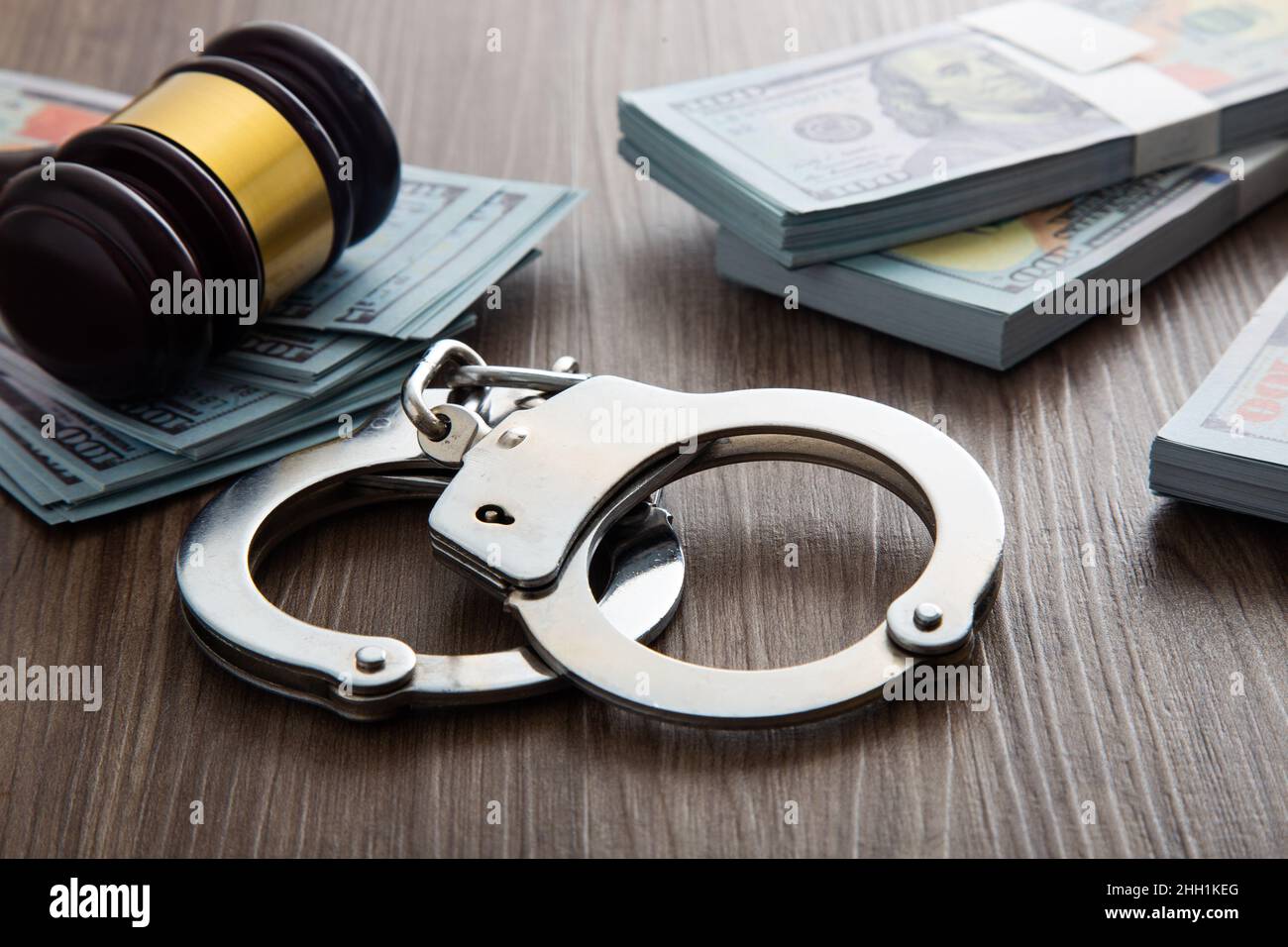 Denaro e manette. Concetto di corruzione, frode, denaro servizio lavanderia Foto Stock