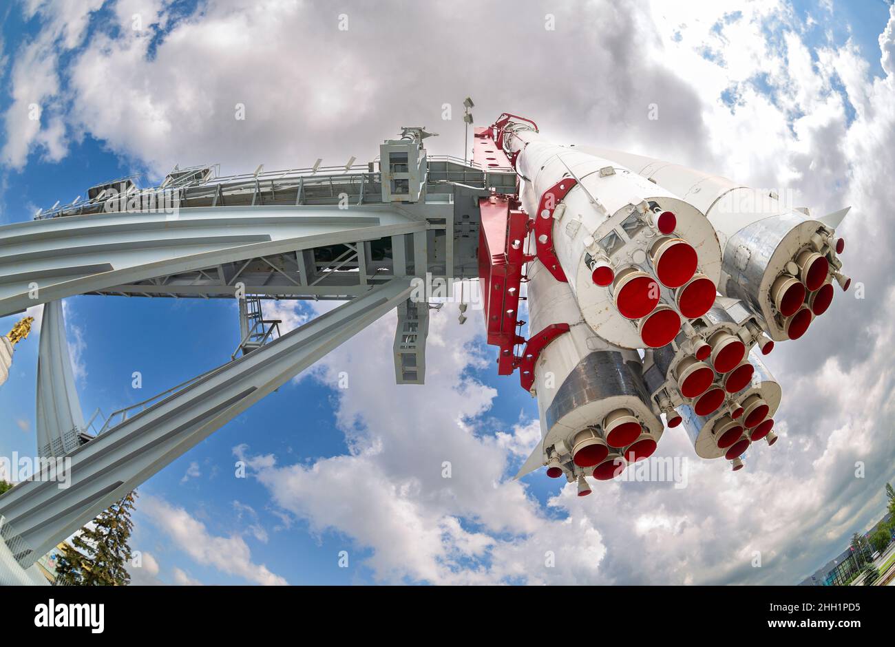Mosca, Russia - Luglio 8, 2019: Layout di veicoli di lancio 'est' sul territorio dell'All-Russian exhibition centre (VDNKH). Ugelli di motori a razzo Foto Stock